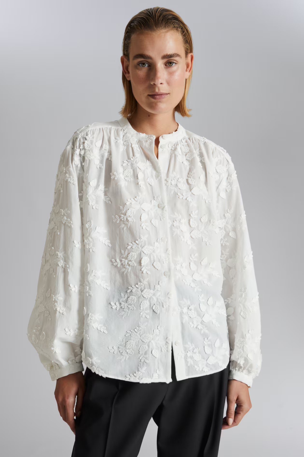 Voluminöse Bluse mit Stehkragen - Weiße Blumenstickerei - Ladies | H&M AT | H&M (DE, AT, CH, NL, FI)