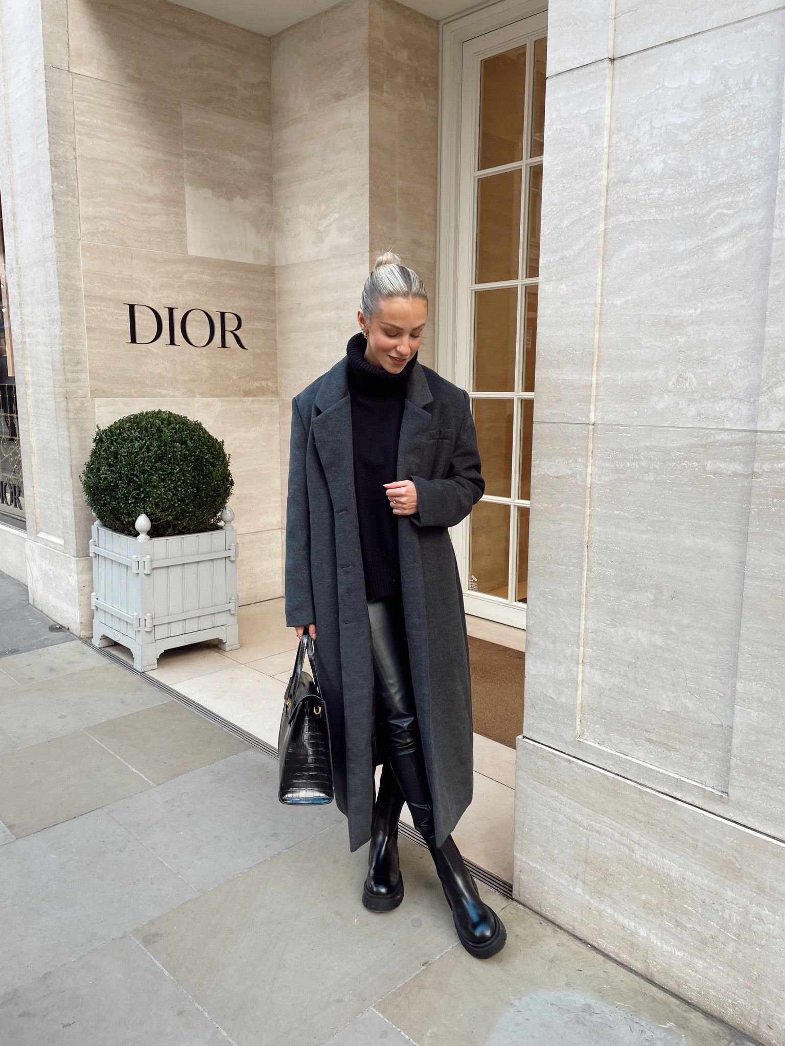 Winter outfit ideas, winter coat

Dark grey tailored longline coat - old boohoo
Black roll neck jumper - h&m
Black skinny faux leather trousers - in the style
Black croc print tote - mango
Chunky ankle boots - h&m 

#LTKSeasonal #LTKeurope #LTKstyletip