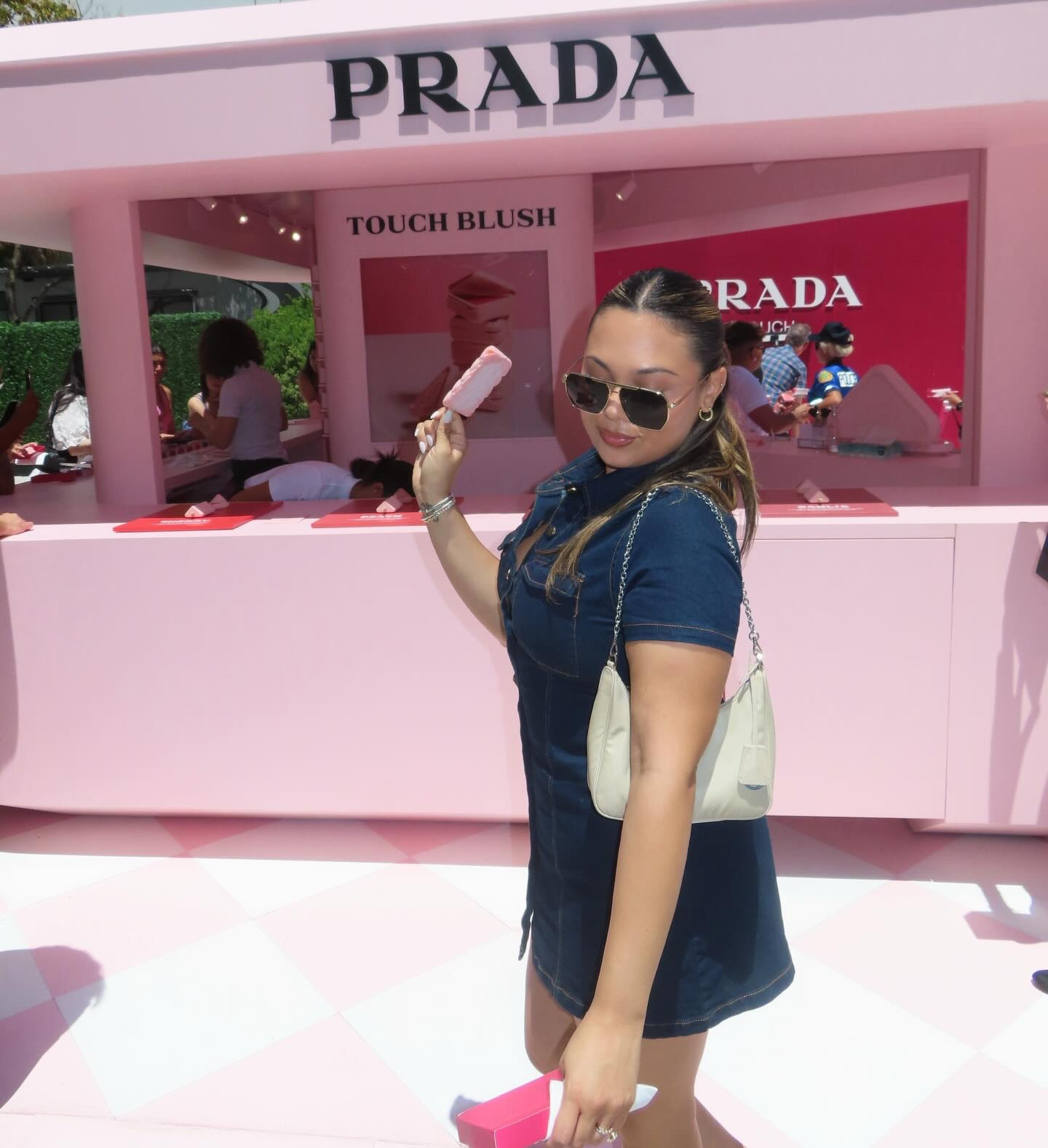 Had the cutest time at the @prada pop up 💕🌸👯‍♀️

#pradapopup #prada #pradabeauty #pradatouch  #pradamiami