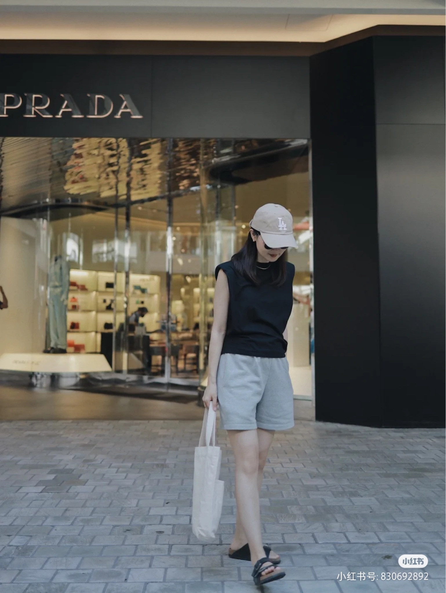 夏威夷OOTD 26w显瘦孕期穿搭

🍃出来玩衣服没带够
在Uniqlo 随便买的松紧带的短裤
今天就穿上啦

🍃长度刚好 面料也很柔软
穿上超级舒服的！还显瘦！推荐！
感觉以后也可以继续穿

✨夏威夷Jejubing的刨冰好好吃呀！

👚上衣Aritzia
👖短裤Uniqlo
🩴鞋Birkenstock
🧢帽子MLB
#LTKchina #LTKasia

#LTKshoecrush #LTKstyletip #LTKtravel