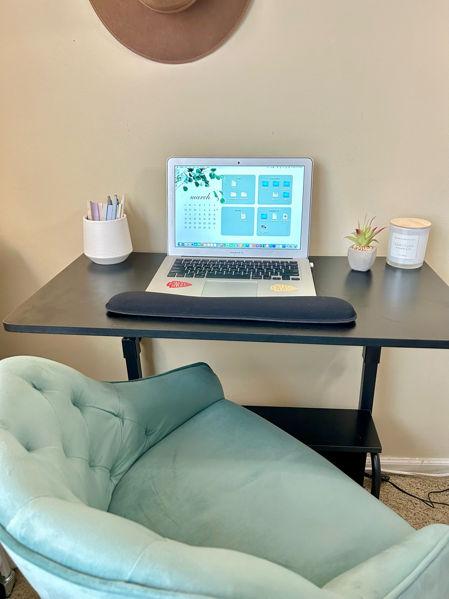 Home office vibes! Obsessed with my new desk from Amazon!

#LTKhome #LTKFind #LTKstyletip