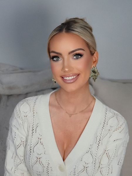 Latest video look! Follow @hollyjoannew for beauty and style! So glad you’re here! Xx

Lip Combo:
NYX Lip liner: shade Nude Truffle 
MAC Lipstick: shade Creme Cup
Fenty Lipgloss: shade Fu$$y

ELALUZ bronzer shade medium (code HOLLY30 for 30% off)
Revolve Tularosa Gia Cardigan 


#LTKbeauty #LTKstyletip #LTKfindsunder100