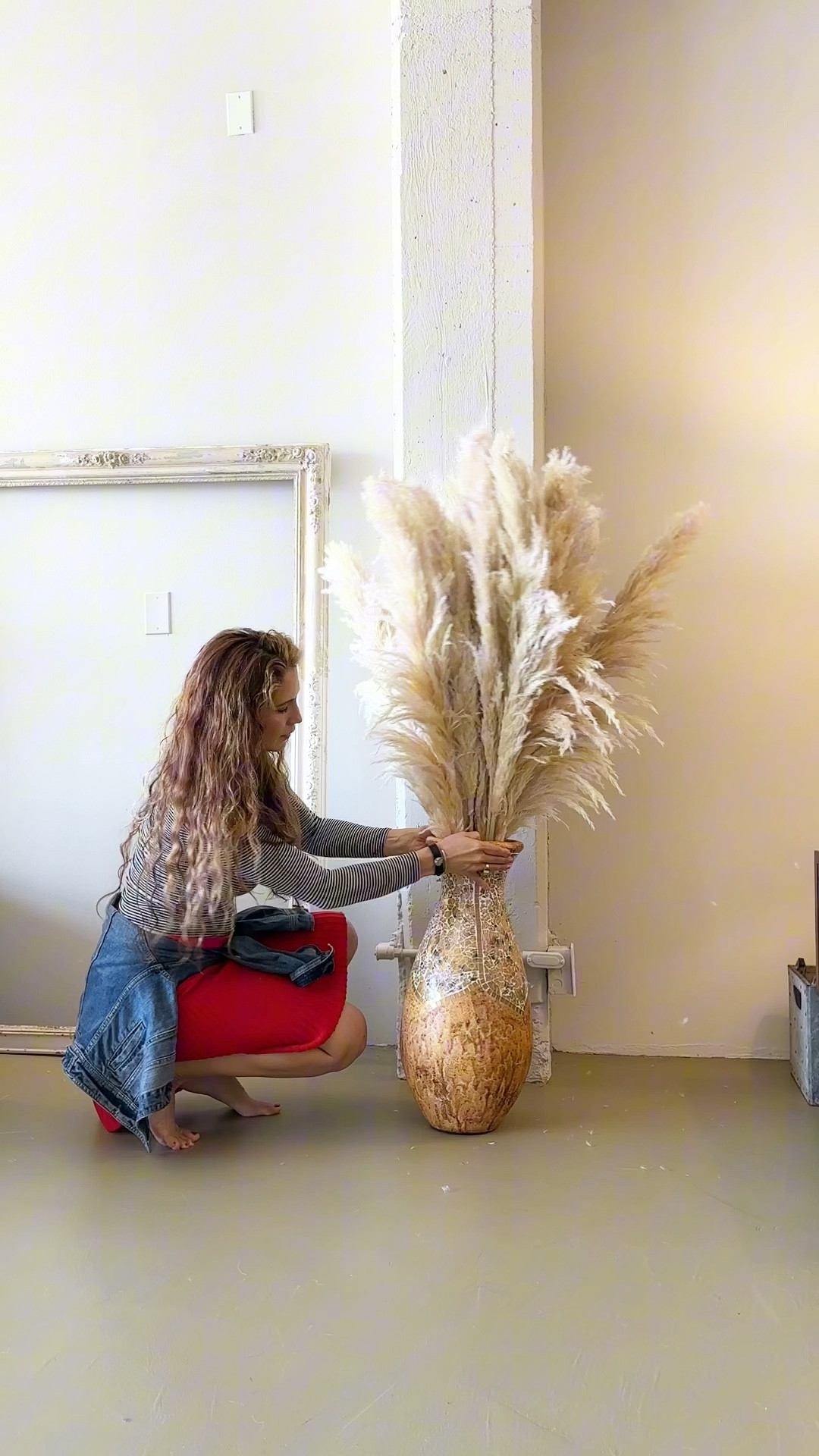 Bohemian decor to elevate your place😻
#bohodecor #floorvase

#LTKhome #LTKVideo #LTKGiftGuide