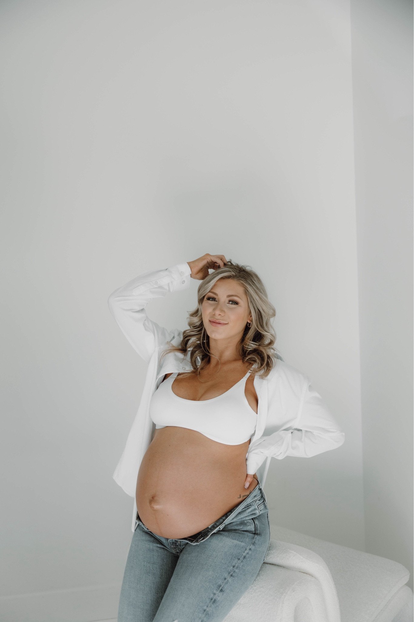 Maternity photo shoot outfit #whitebuttondown #maternityphotos #freepeople 
