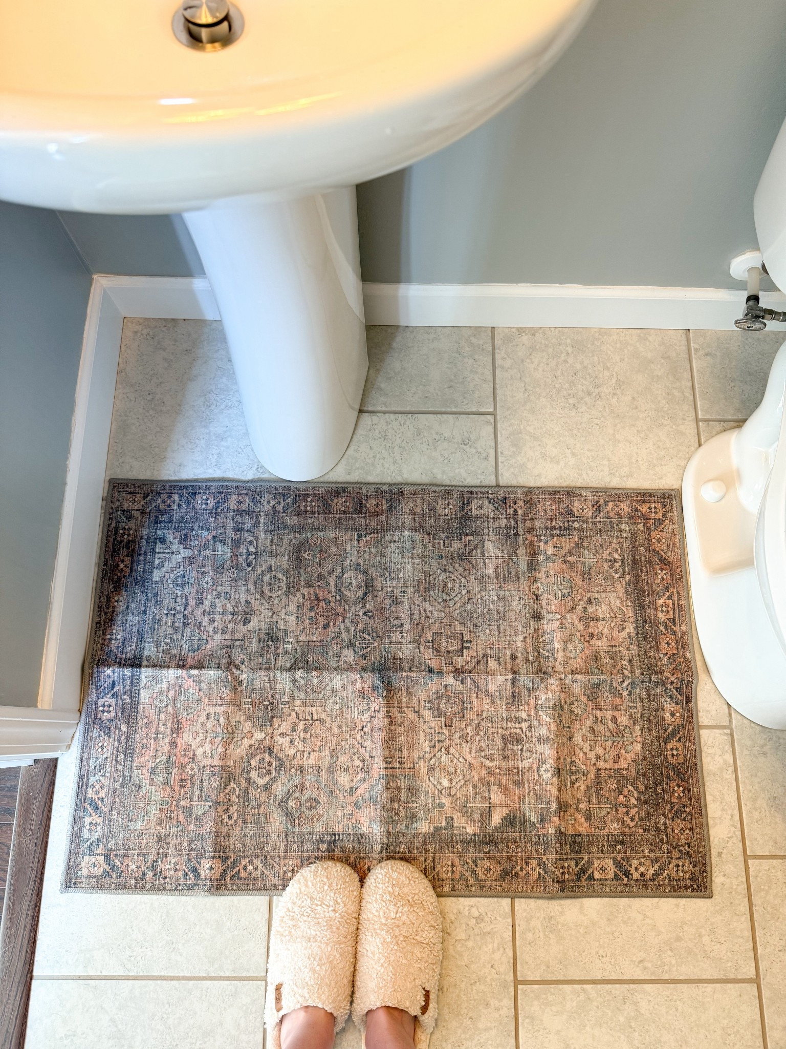 Washable bathroom rug for our guest bathroom under $10 on Amazon! 