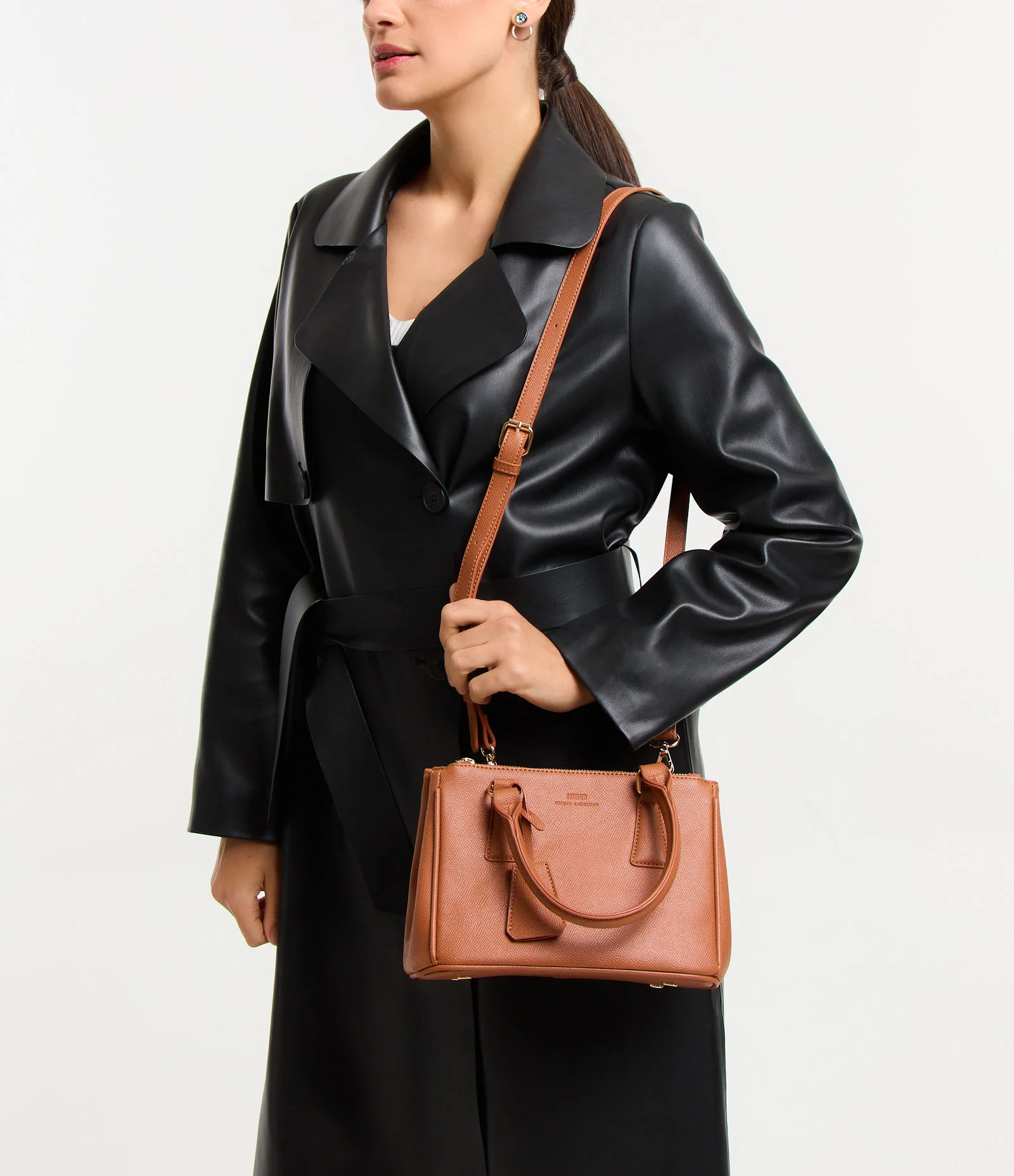 Bolsa Transversal Satchel com Alça de Mão e Detalhe Frontal Marrom - Lojas Renner | Renner (BR)