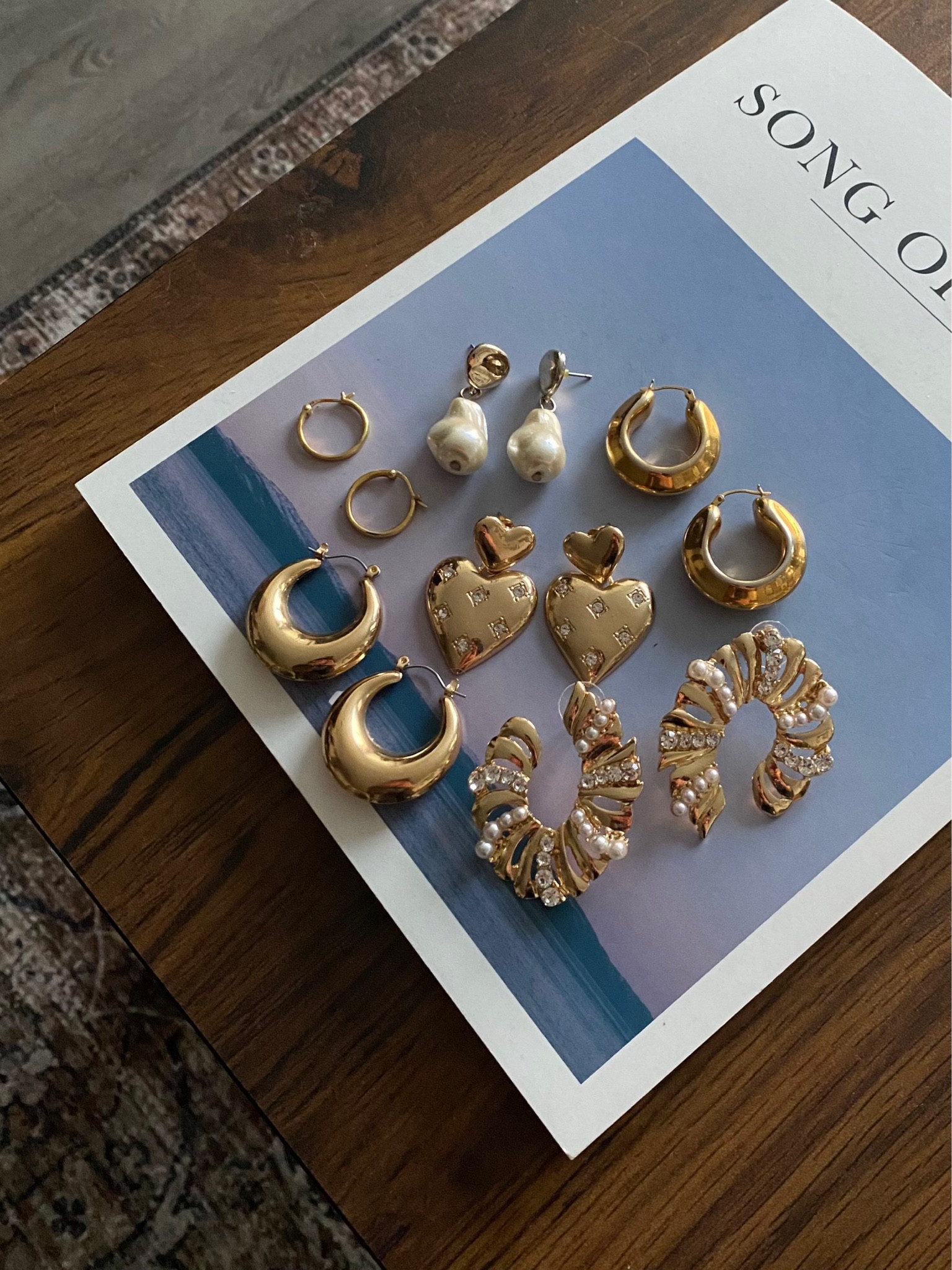 Gold jewelry is forever ✨✨ If there’s one thin about me, I will definitely have on a fun pair of earrings. Shop some of my favs here! 