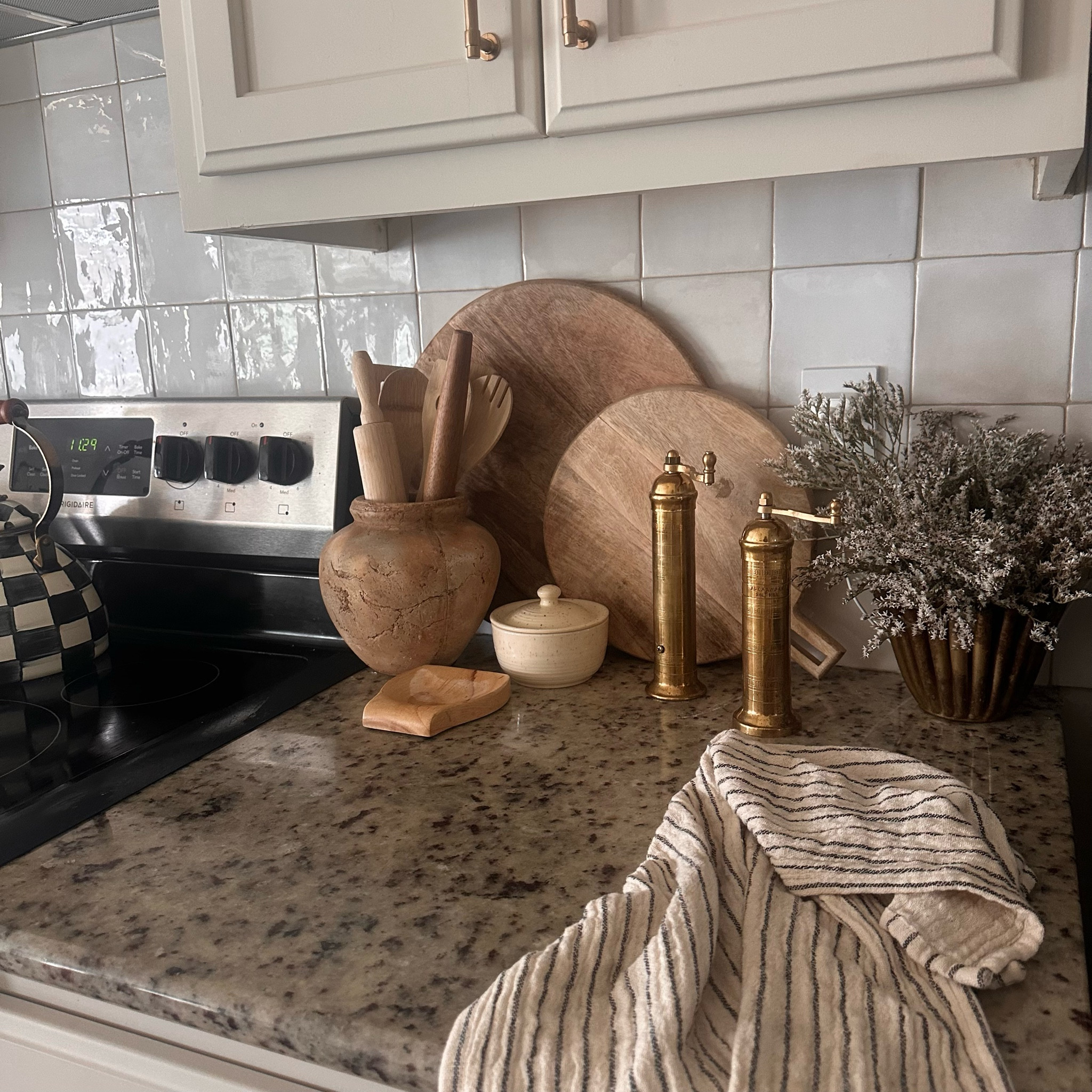 Neutral kitchen countertop decor 




#LTKHome