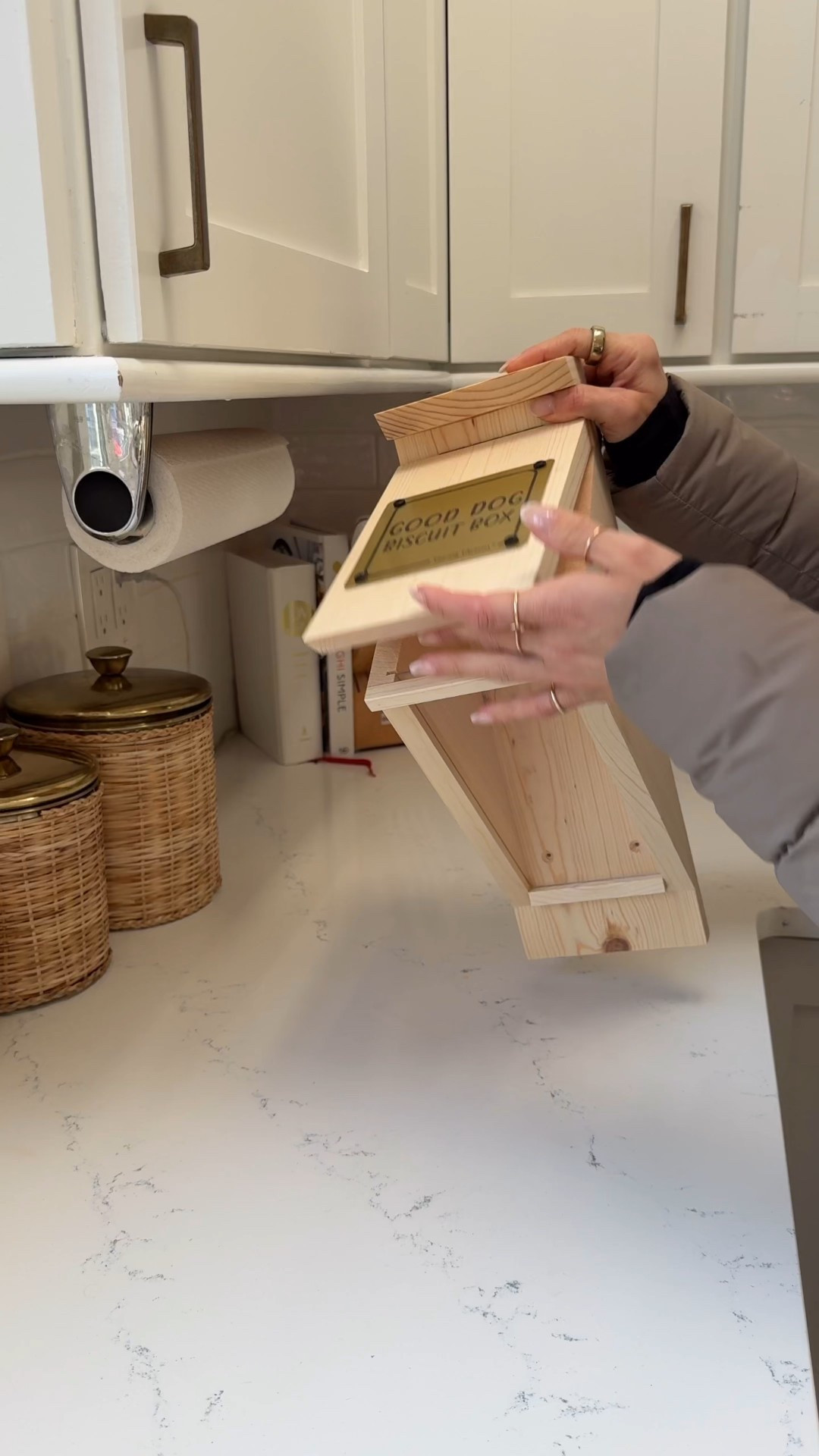 This Good Dog Biscuit Box is a wonderful way to spread some puppy love! 