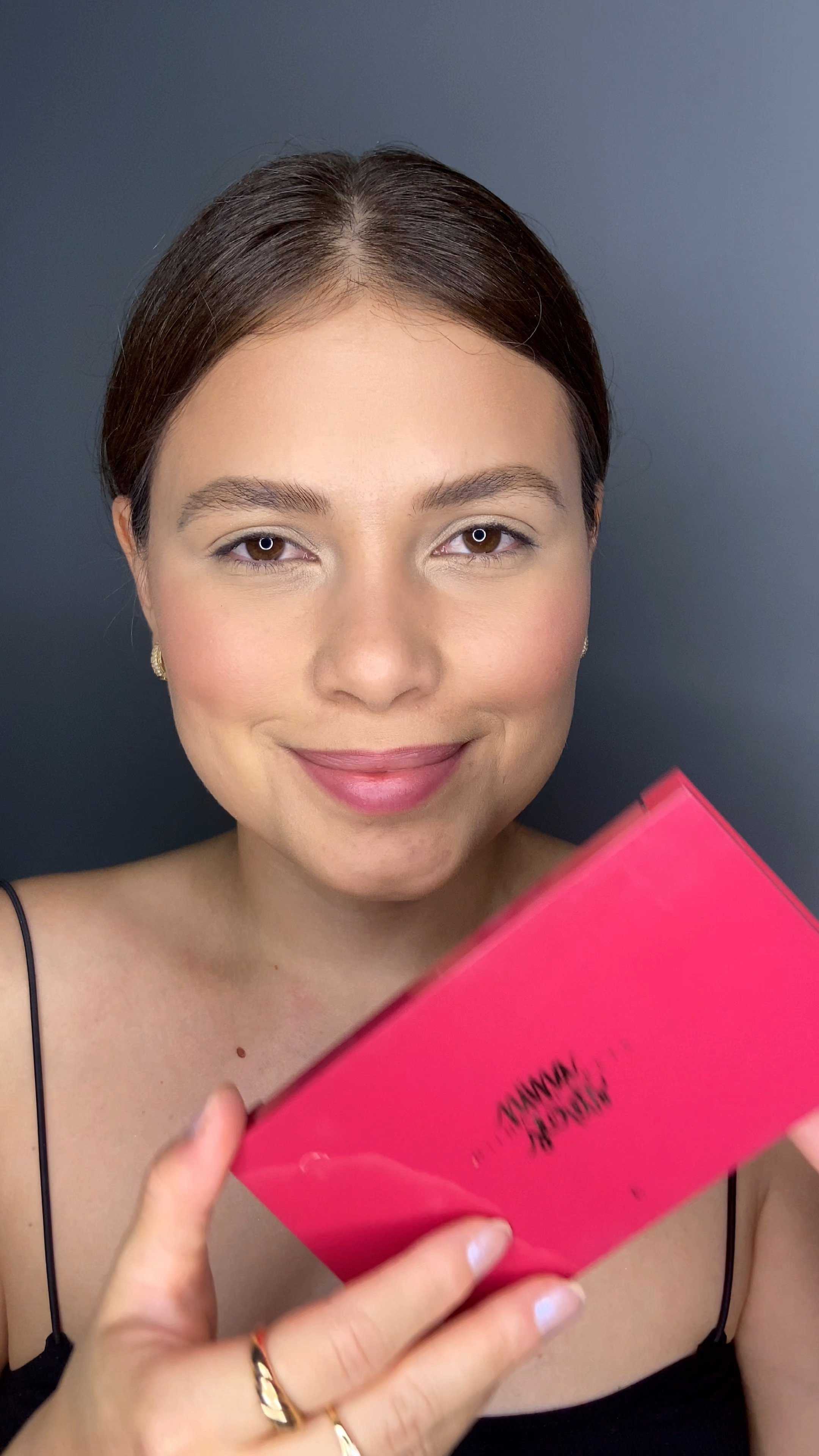 Apenas vejam a qualidade dessa paleta da Niina. Pigmentação incrível, as sombras cintilantes são um show a parte. Ótima opção de cores quentes pra ter na necessaire 

#LTKCyberWeek #LTKbeauty #LTKbrasil