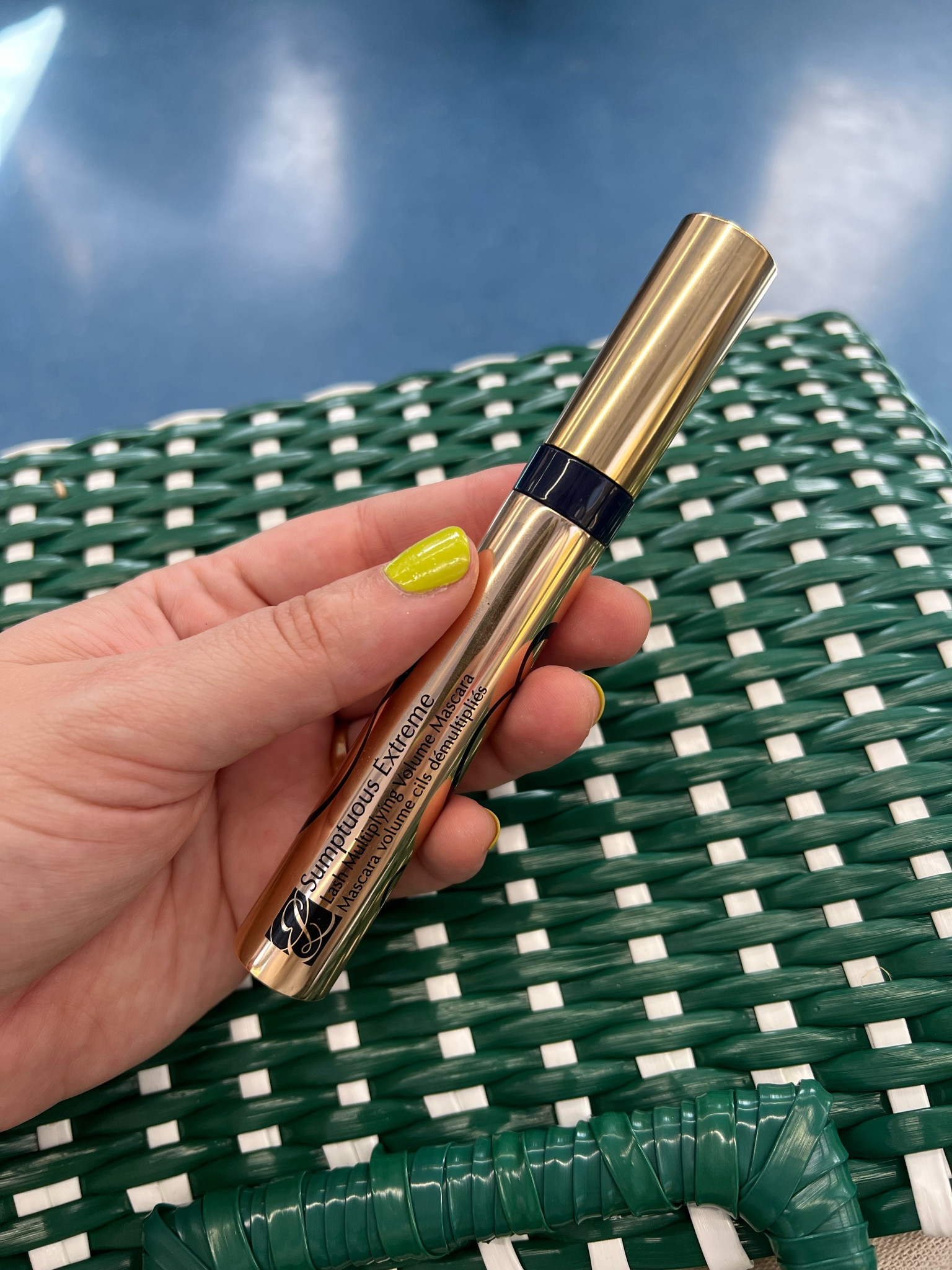 Tenho usado essa máscara da Estée Lauder e gente, que máscara maravilhosa! Pinta direitinho os cílios (o pincel dela é maior em uma das extremidades pra levantar os cílios de fora) e é super resistente, não borra! Estou amando muito! #LTKConBR2023

#LTKbrasil #LTKbeauty #LTKFind