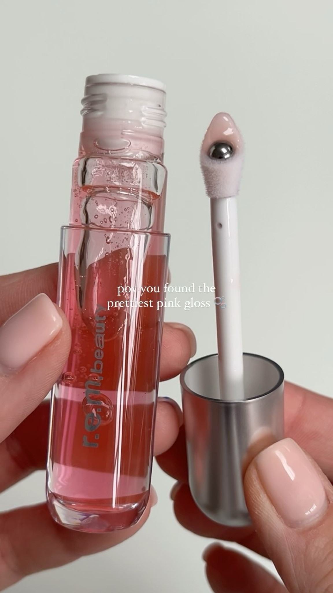 obsessed with this pink lip gloss 👄🫧

@r.e.m.beauty essential drip lip oil ‘pickin petals’ 

•
•
•
#lipoil #pinkaesthetic #beautyproducts #beauty #lipcare #lipglossaddict #lipglossjunkie #rembeauty #prettypackaging #aesthetic #beautyjunkie #beautycommunity #pinklipgloss