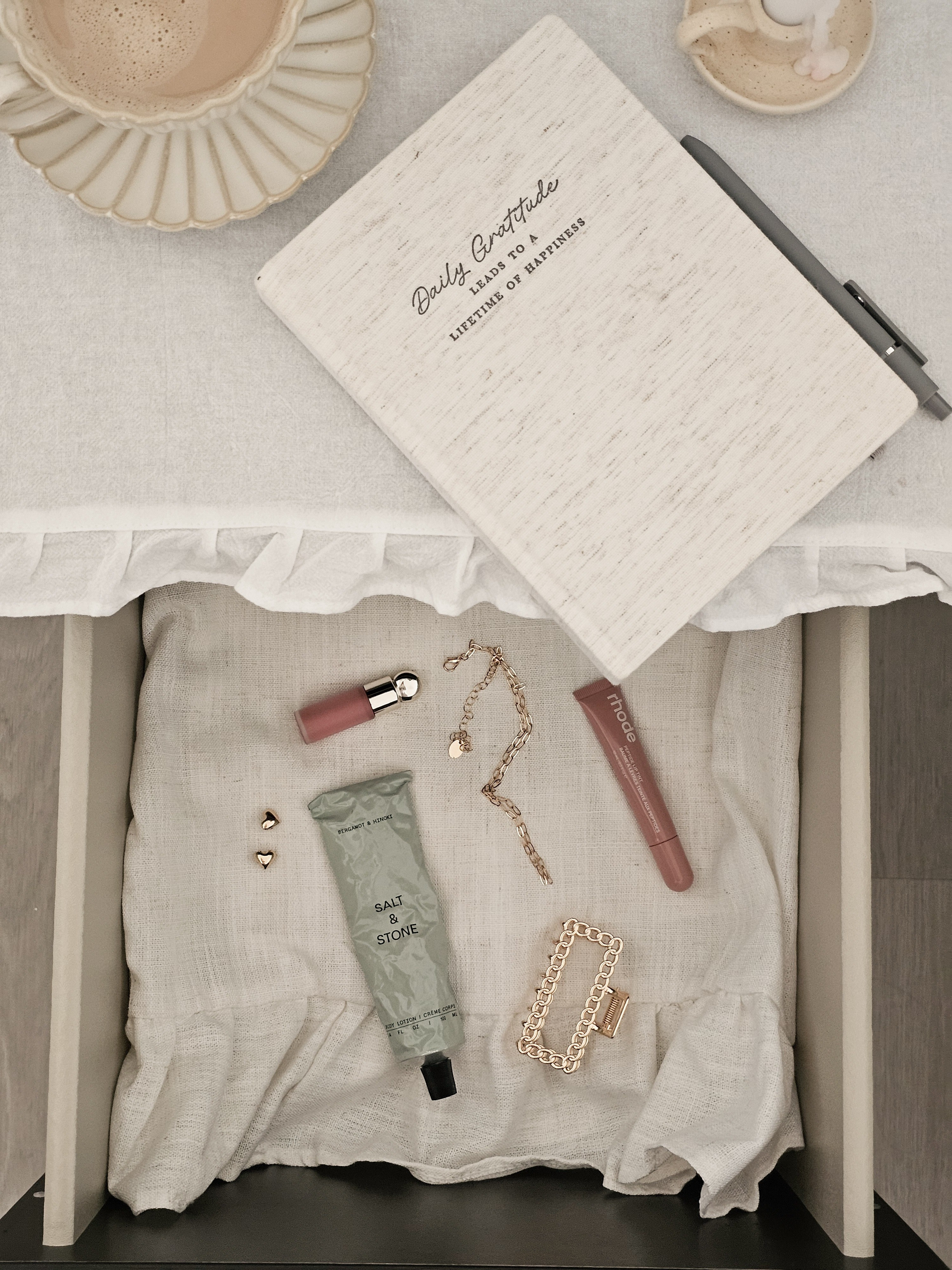 Learning to take notes one day at a time helped me enjoy quiet moments ✨️🖊📚🪔#gratitudejournal #morningdevotional #givethanks #lifeisfull #dailymoments #accomplishments#priorities #motherhood#simpleliving

#LTKdayinmylife #LTKHome #LTKmomlife