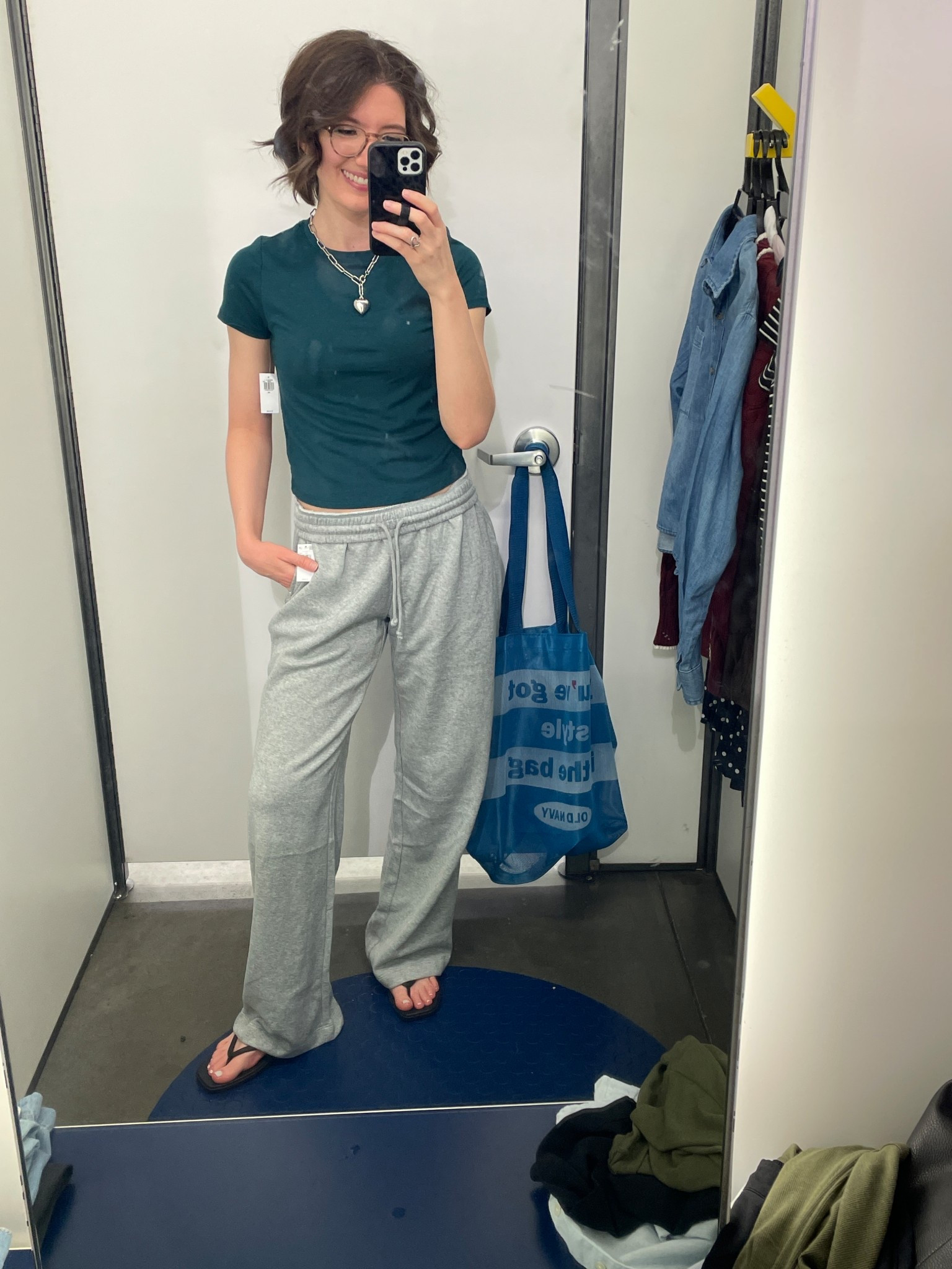 Tee: TTS (obsessed)
Sweats: TTS (obsessed)
Flip flops: TTS
I have these sweats from last year and if they’re similar to last years ones, just don’t throw them in the dryer!