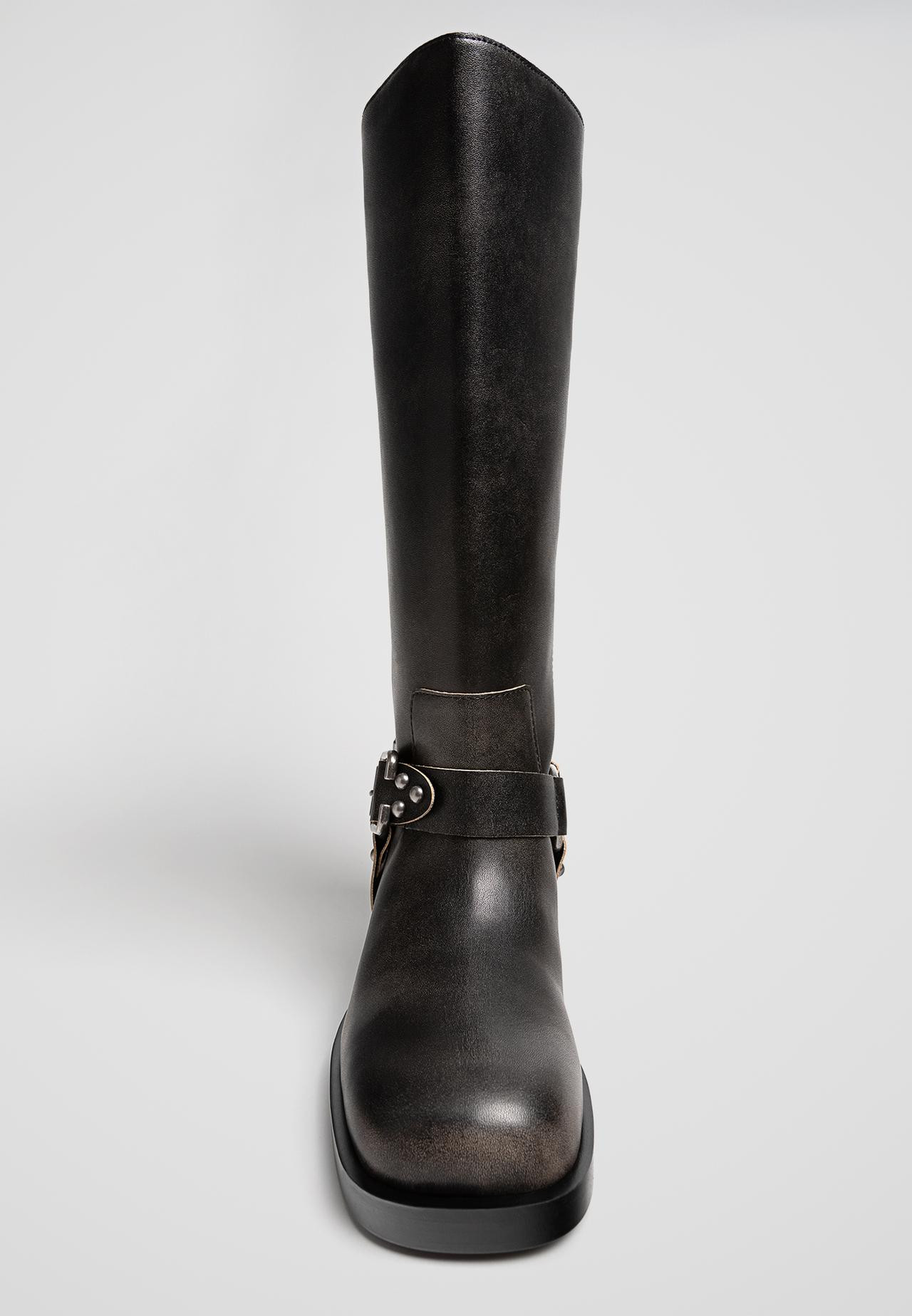 Flat distressed boots with buckles | Stradivarius (UK)