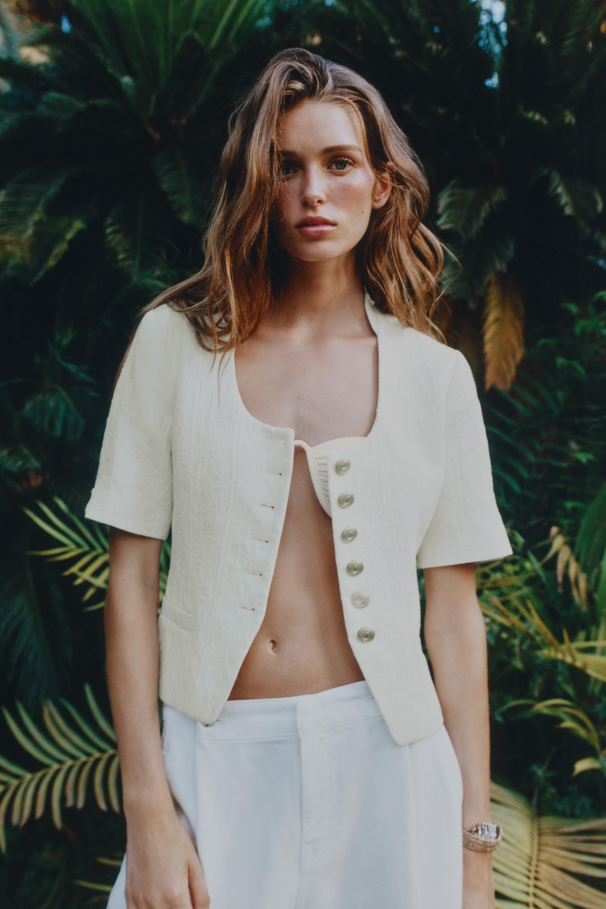 High-waisted shorts with adjustable metal buttons. Front pockets and back patch pockets. Front zi... | Zara US