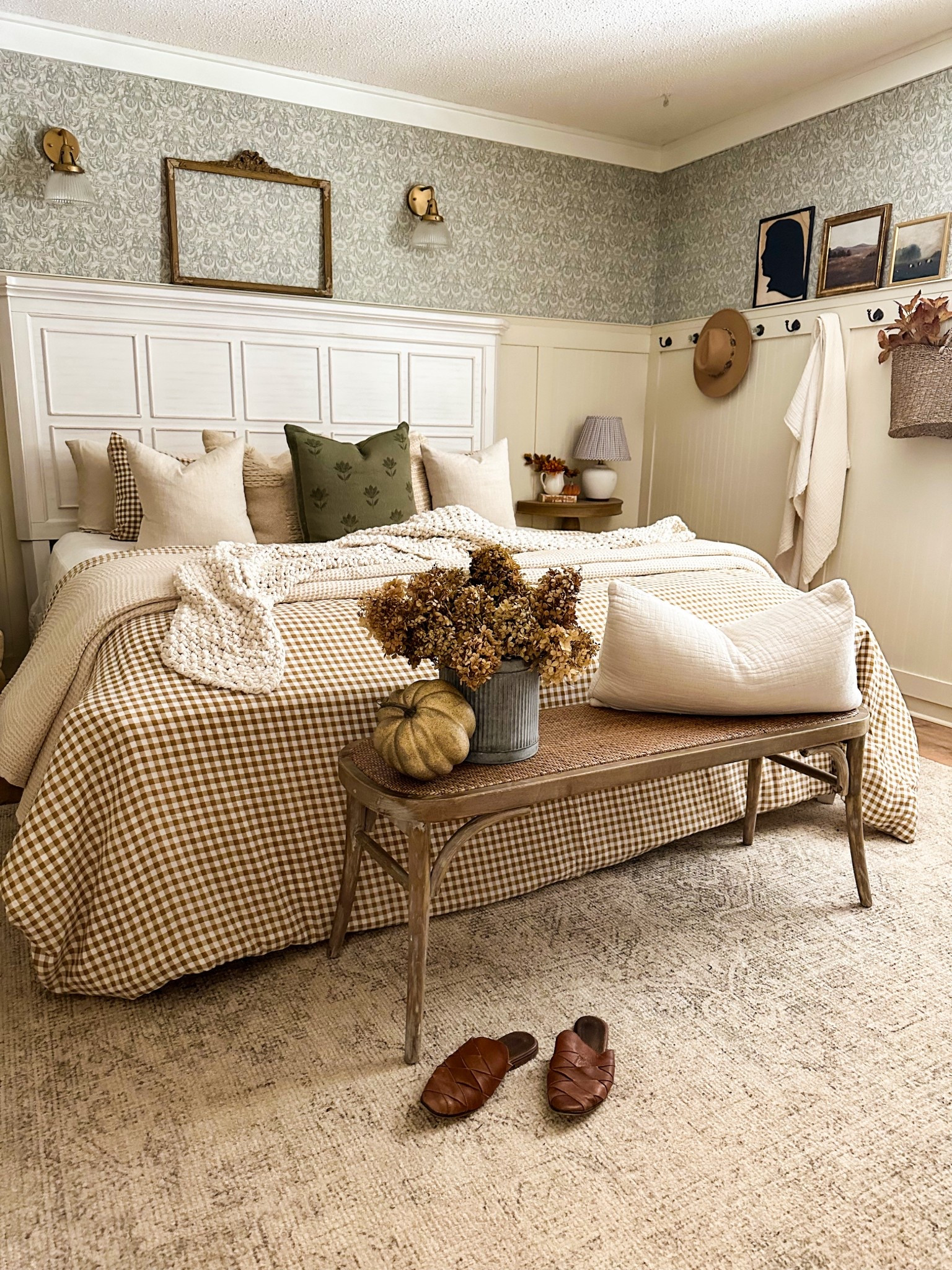 Chunky fall layered bedding 

#LTKHome #LTKSeasonal #LTKFindsUnder50