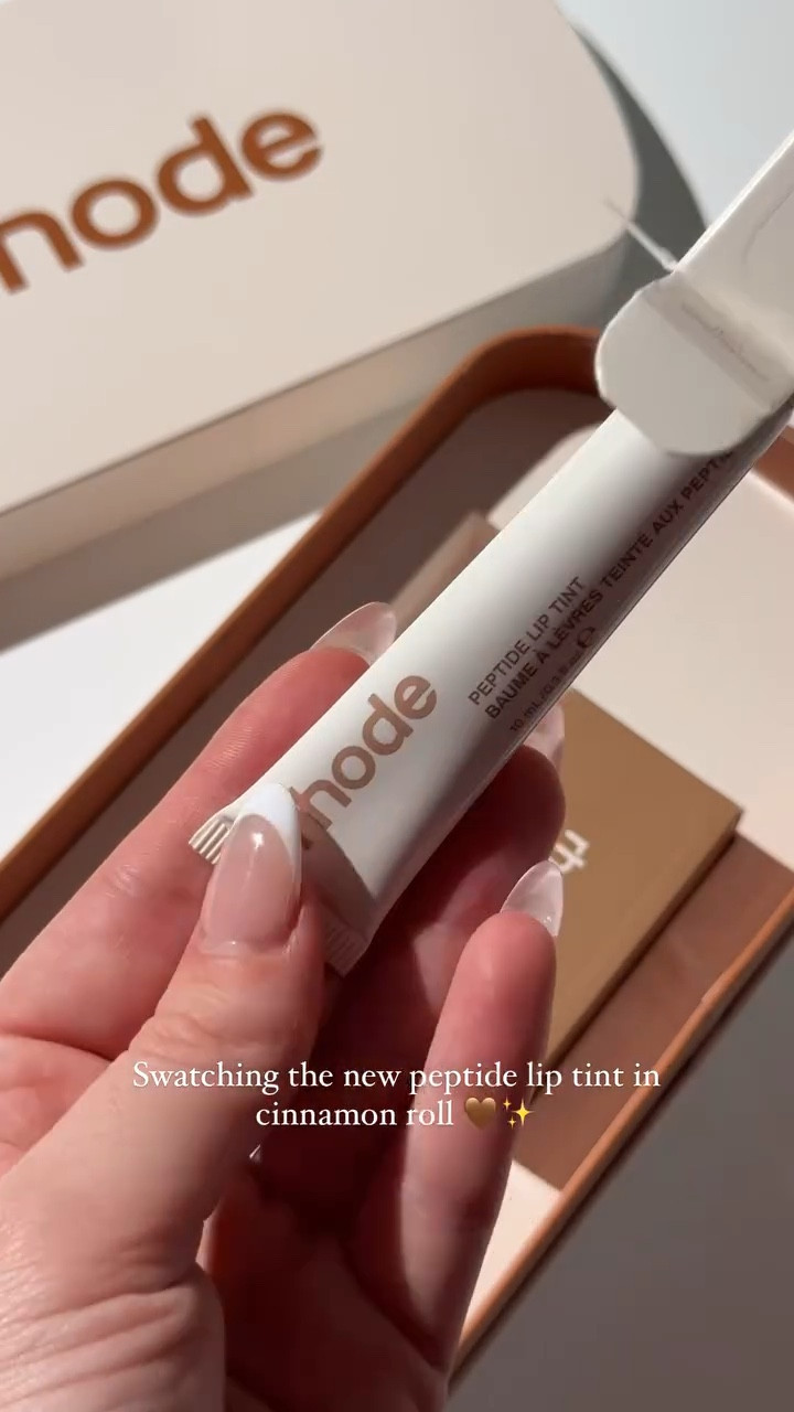 New @rhode peptide lip tint in cinnamon roll 🤎✨😍 

Are you picking up this limited edition shade? #rhode #peptideliptreatment #peptideliptint #rhodecinnamonroll #cinnamoroll