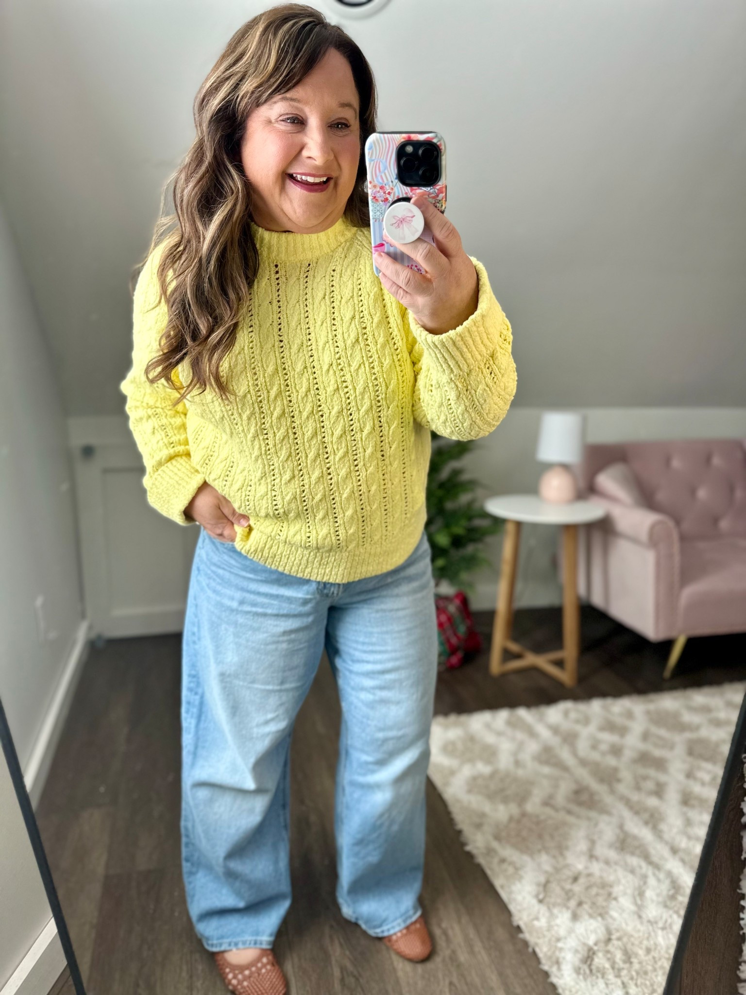 A little pop of yellow will always brighten your day. This sweater will be great heading in to Spring.🌸