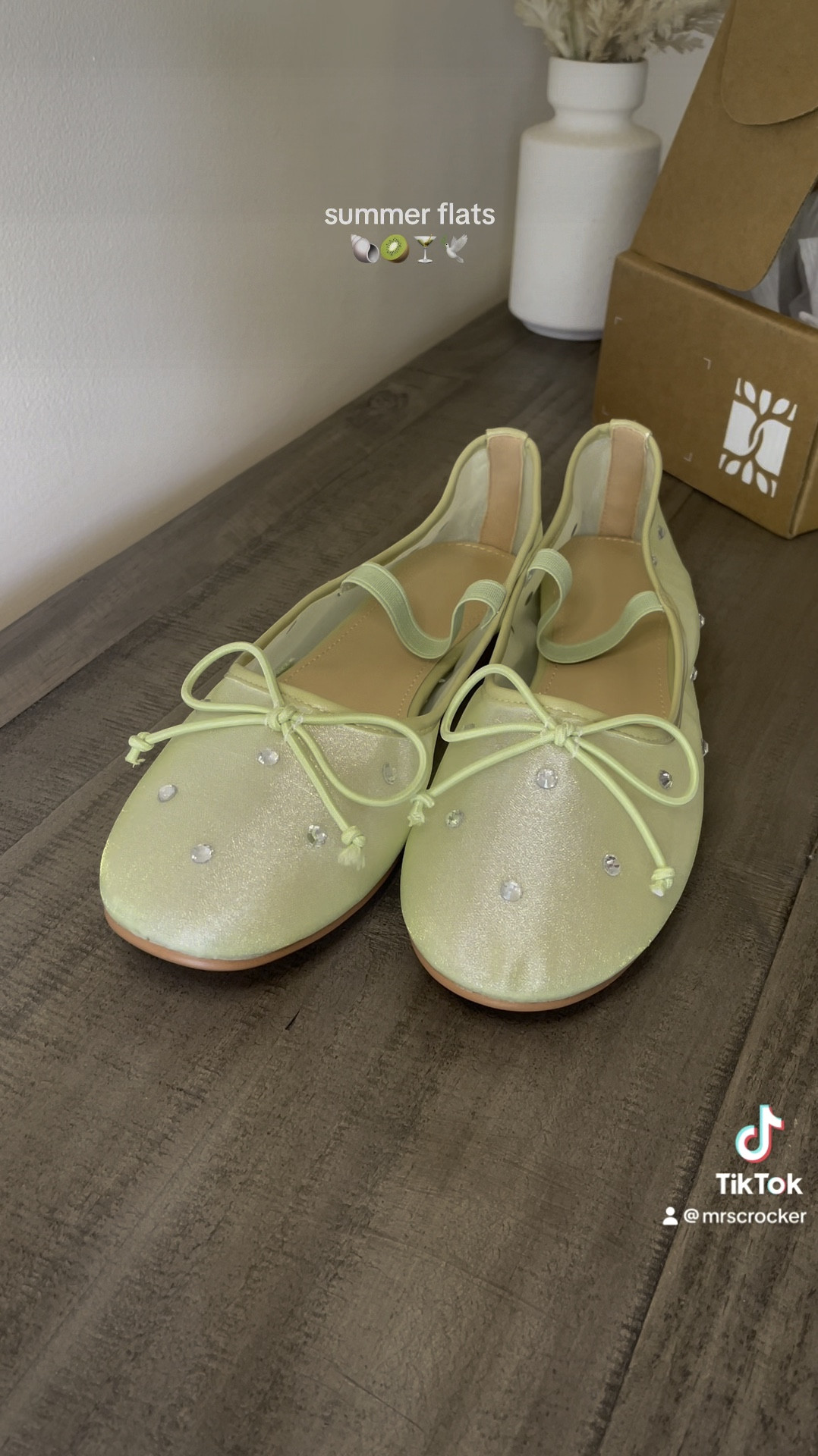 THIS GREEN! Summertime flats 🐚🥝🕊️🍸 ballet slippers summer fashion summer trend

#LTKVideo #LTKStyleTip