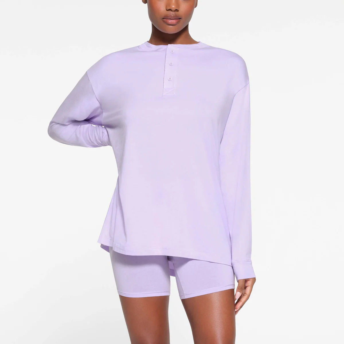 BOYFRIEND LONG SLEEVE HENLEY | LILY | SKIMS (US)