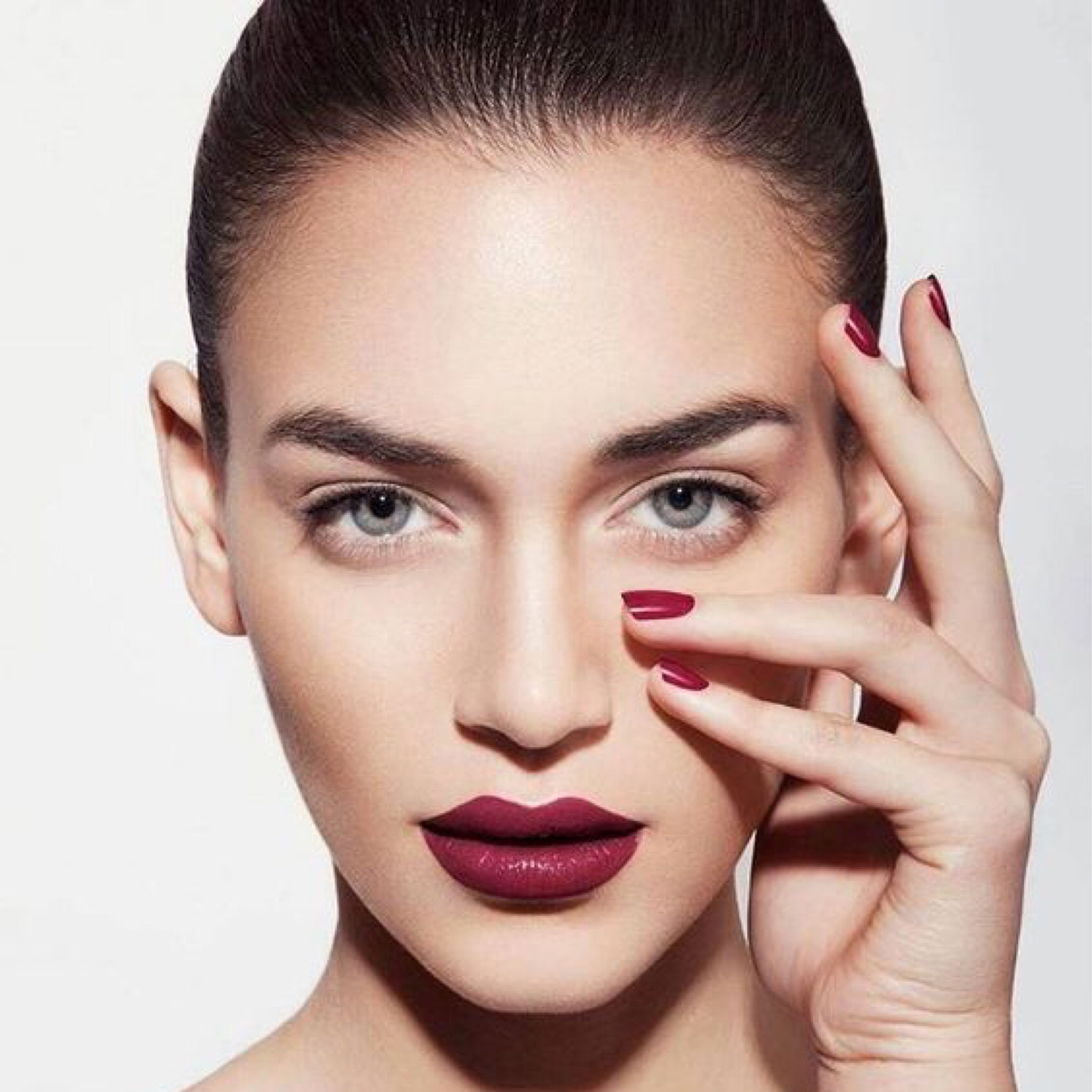 Maquiagem é muito usada desde os tempos das cleopatras, e desde então vem ganhando espaço e estilos.
Estilos desde clássicos ao mais elaborado, enaltecendo ainda mais a beleza das mulheres.

Optar por produtos de qualidade, faz com que a make dure por mais tempo, renda mais, e a pele não seja prejudicada!

Confira essa seleção de makes!