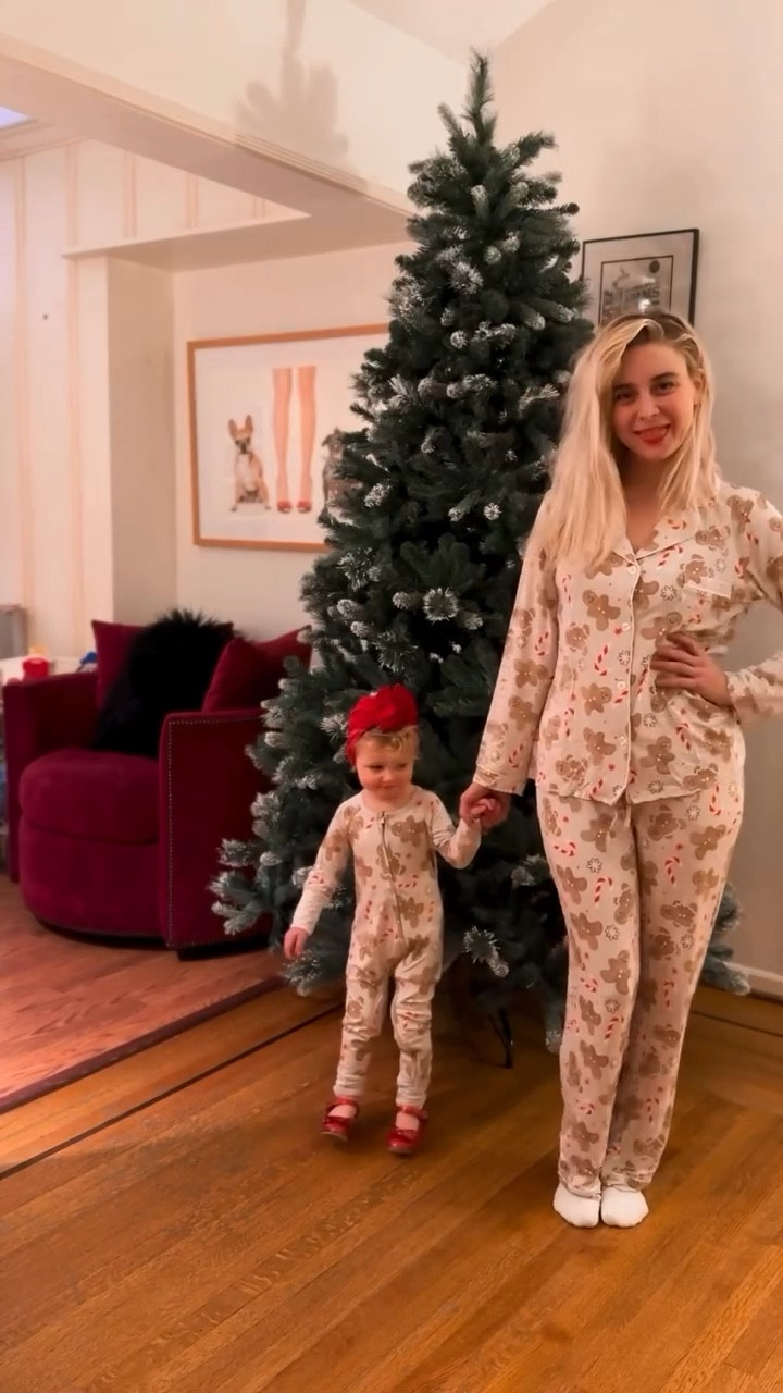 The Christmas Tree 🎄 

Keeping our tradition of decorating the tree in our matching @bumsandrosesofficial Mommy and Me PJs! Now go turn on my tree 😉