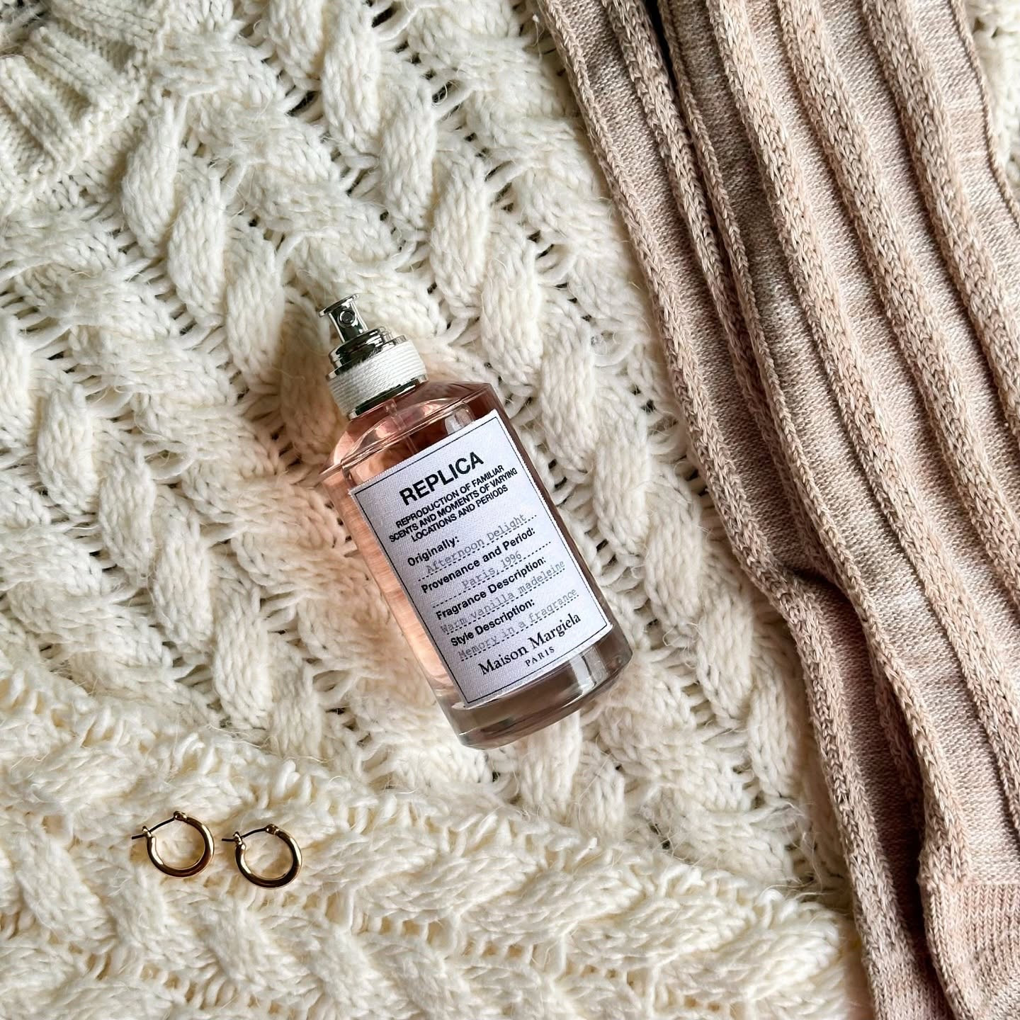 warm vanilla vibes 🤎🧺
•
•
•
•
•
#giftedbymargielafragrances #maisonmargielafragrances #replicaafternoondelight #vanilla #perfume #fragrance #trendingfragrance #newfragrance #fragrancefavorites #viralfragrance #aesthetic #fallfashion #winterfashion #flatlay