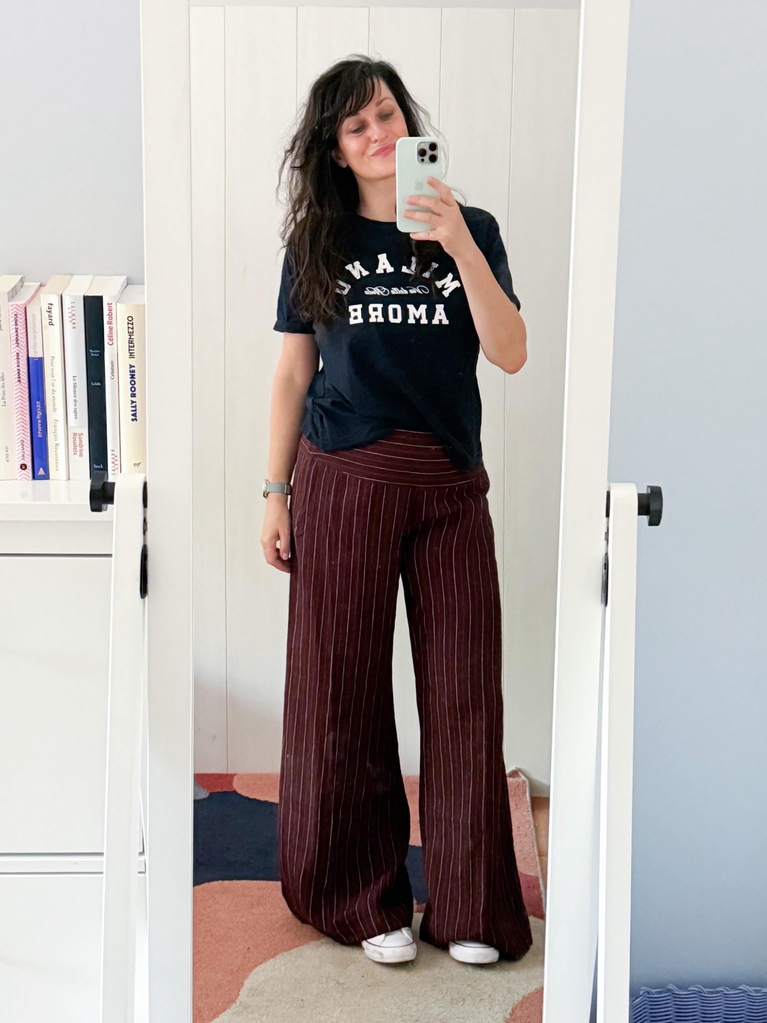 • T-shirt bleu marine #hm
• Pantalon en lin #massimodutti
• #converse en cuir blanc 
• Lip blush « Wine » #refy