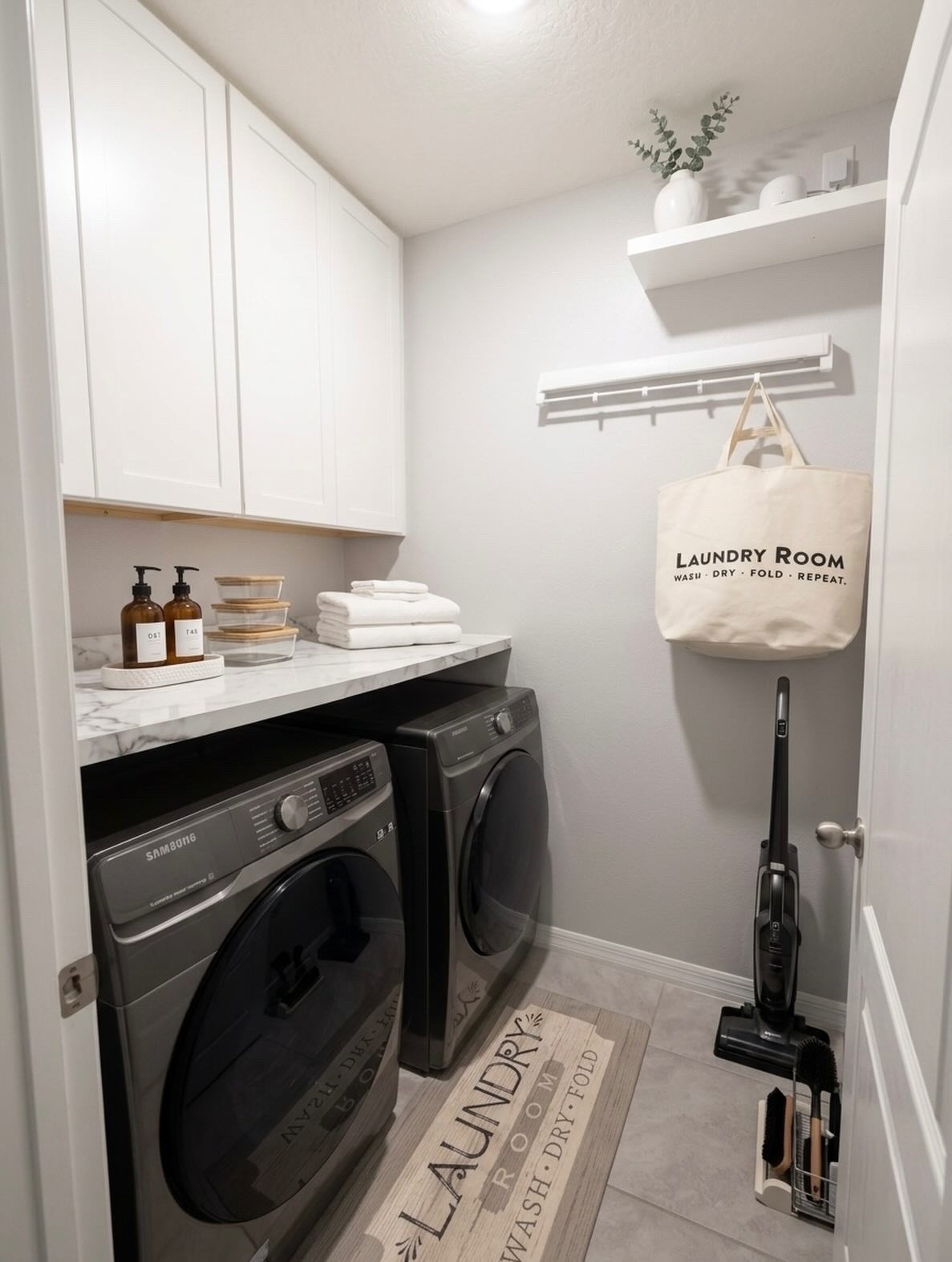 ¿Sabías que quitar las etiquetas coloridas de los productos de limpieza reduce el ‘ruido visual’?
🧺Pasar el detergente
y suavizante a botellas de vidrio o ámbar transforma por completo la energía de tu área de lavado. Dejó de ser un cuarto de ‘trabajo’ para ser un espacio de bienestar. ¿Cuál es el área que más te cuesta mantener ordenada?👇
#LaundryRoom #LaundryOrganization #CuartoDeLavado
#TipsDeOrden #HomeDecor
