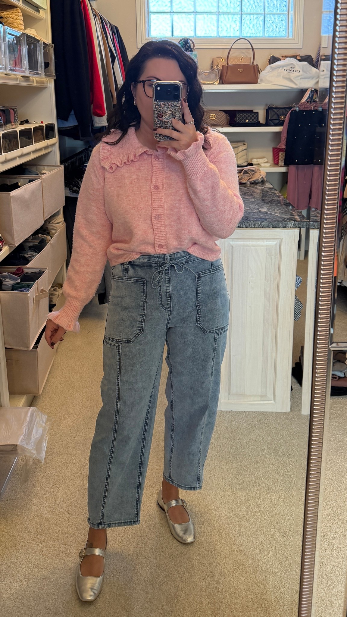 Cute and comfortable elastic waist jeans, perfect for the holidays!! I’m wearing a medium 

#LTKmomlife #LTKHoliday #LTKFindsUnder50