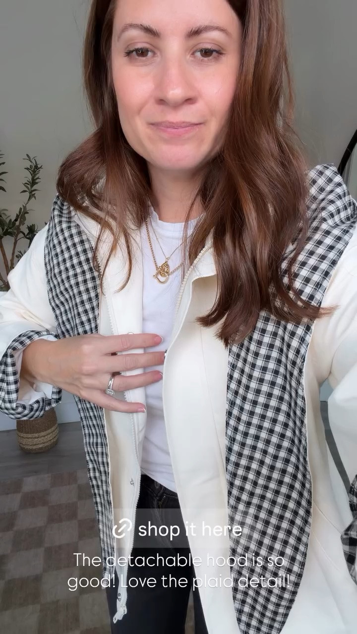 The detachable hood is so good! Love the plaid detail!