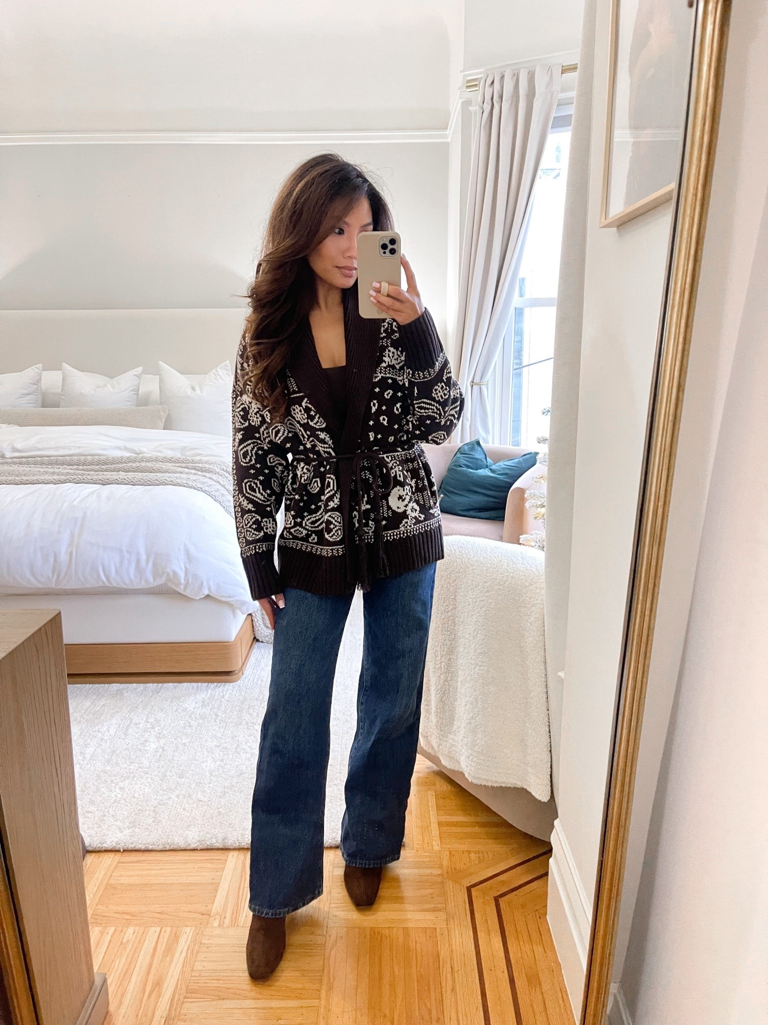 The coziest wrap cardigan!

Sizing:
Cardigan - tts, xs
Cami - tts, xs
Wide leg jeans - tts, 25 regular in be dark about bleu wash 
Booties - old, linked similar 

Alternative look:
90s Relaxed jeans - tts, 25 short in dark wash 
Flats - tts