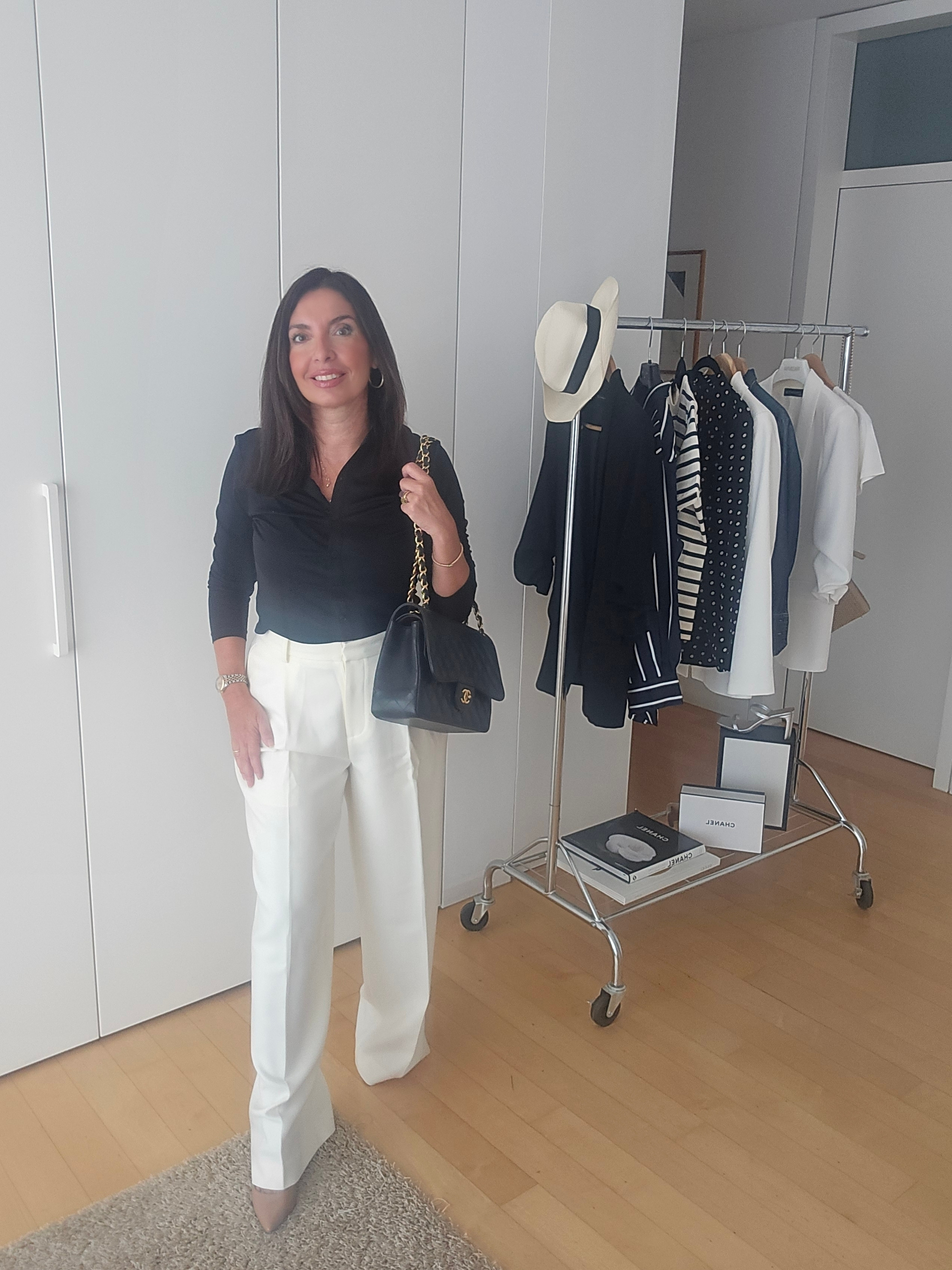 🇮🇹 Outfit di fine estate elegante over 50:
Un look in bianco e nero che unisce eleganza senza tempo e comfort assoluto. I capi in jersey di seta di Lilysilk donano leggerezza, freschezza e una caduta perfetta sulla figura. Ideale per la tarda estate, questo outfit minimal chic è perfetto per cene estive, viaggi e giornate in città. Stile raffinato e senza età con tessuti di lusso che valorizzano ogni donna.

🇬🇧 Late summer elegant outfit over 50:
A timeless black and white look that combines elegance and comfort. The silk jersey pieces from Lilysilk offer freshness, softness, and a perfect drape that flatters the silhouette. Ideal for late summer days, chic dinners, or city strolls, this minimalist yet luxurious outfit is refined and age-defying. Classic style with premium fabrics that elevate every wardrobe.

#outfitelegante
#silkstyle
#over50fashion  

 #LTKitalia #LTKsummer #LTKover50style