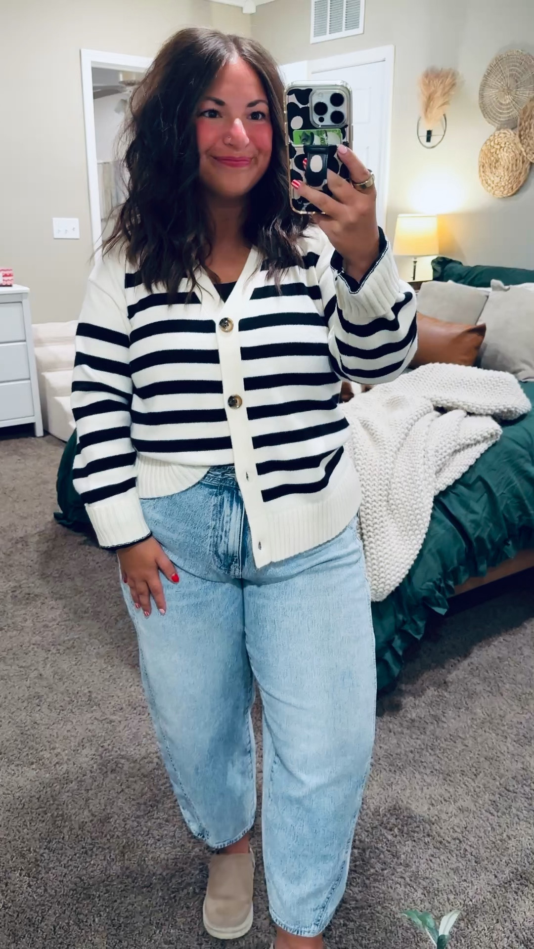 You can never go wrong with a classic 🖤🤍 loving this black & white cardigan for effortless layering.

slip on shoes: fit oversized // wearing a kids 2 (linking adult size below)
jeans: fit true to size // wearing a 14
cardigan: fits small // wearing a large 

 

#LTKootd #LTKMidsize #LTKFindsUnder50