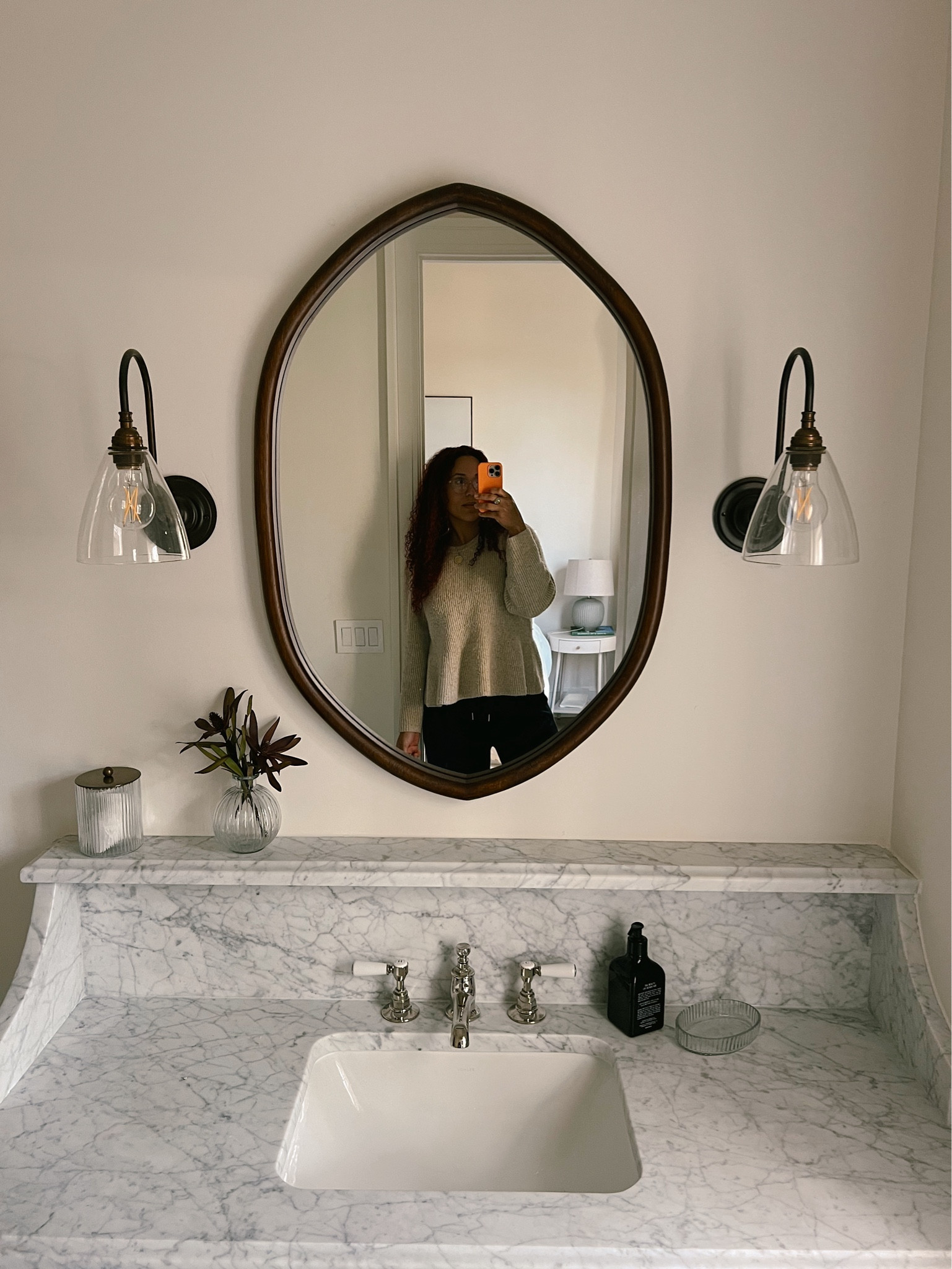 The most timeless and special mirror + sconce combination lived in the guest room. 

Home decor
Dark wood
English style
Classic decor
Traditional
Marble
Home design
Bathroom 
Bathroom design 

#LTKHome