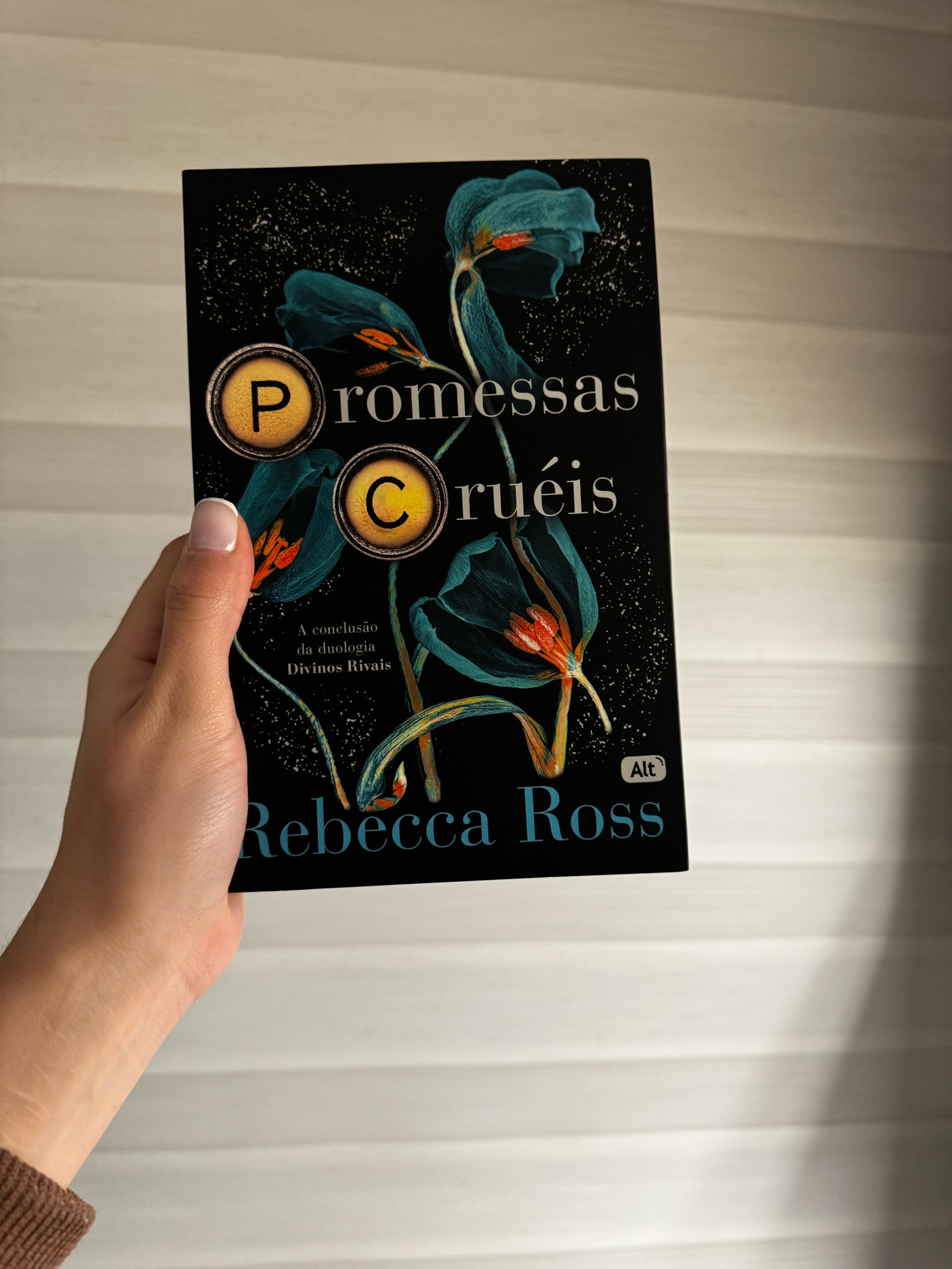 Promessas cruéis -Rebecca Ross - 552 páginas 

Avaliação: ainda não tive tempo de ler, mas estou animada!  

Sucesso de vendas e queridinho de muitos leitores, esse é o segundo livro da duologia!! 

SINOPSE 
“Duas semanas se passaram desde que Iris Winnow voltou para casa com o coração partido, mas a guerra está longe do fim e a cidade de Oath permanece em estado de completa descrença e ignorância. 

Apesar do perigo, Iris não hesita em voltar à linha de frente como correspondente de guerra para reportar os movimentos de Dacre. Afinal, é apenas uma questão de tempo até que a batalha chegue a outra cidade despreparada e prestes a ruir. 

Até então desaparecido, Roman Kitt acordou no reino de Dacre sem se lembrar de nada do seu passado e, mesmo confuso, começa a escrever artigos em favor do deus. Mas quando uma carta misteriosa aparece em seu guarda-roupa, Roman terá que escolher, de uma vez por todas, entre ficar ao lado de Dacre ou trair o deus que o curou.”

#LTKstyletip #LTKgiftguide #LTKover50style