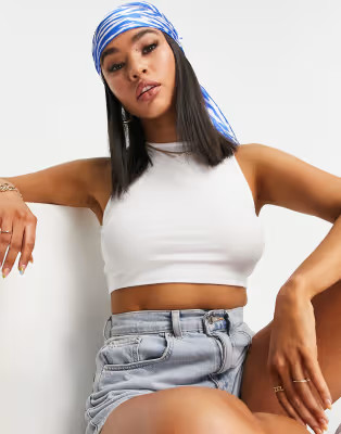 ASOS DESIGN – Hochgeschlossenes, superkurzes Trägertop in Weiß | ASOS (Global)