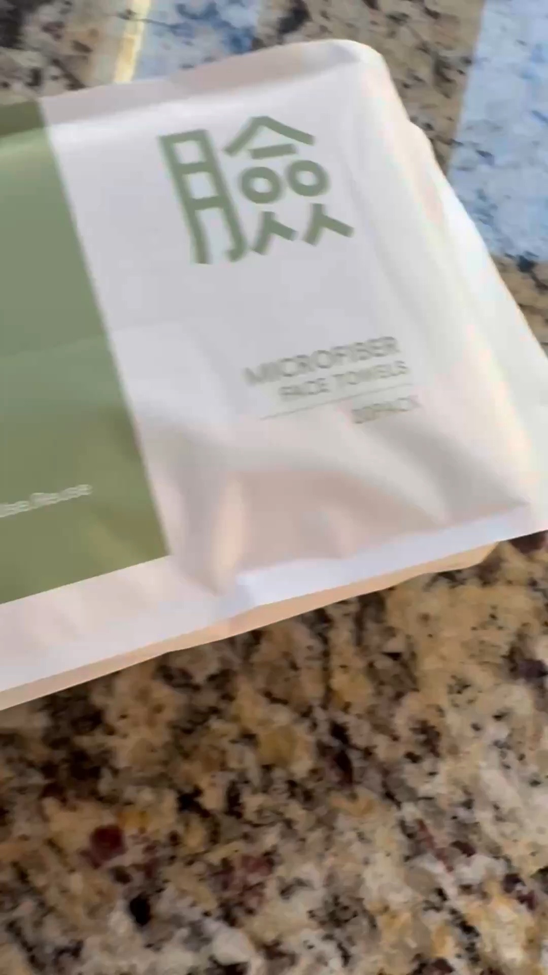 These microfiber face clothes from SOOWASH are amazing!! Such a gentle but effective way to clean your skin. Use them with only water or your favorite facial cleanser to effortlessly remove your makeup. Best part? You can wash them and reuse them! #skincare #beauty #facialcare