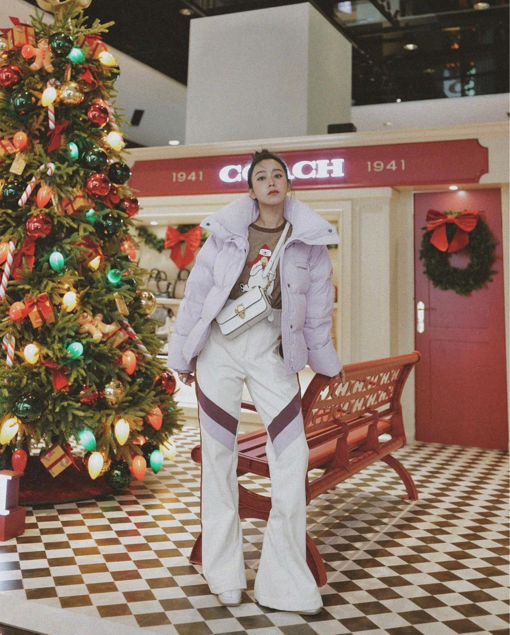 吼～～今年我有點猶豫要不要再辦與粉絲聖誕聚餐噎～😆
好想跟大家再見面聚一聚
但，我有點不知道活動內容該如何規劃？
簡單吃飯就好？還是可以安排一些活動（比如什麼手作食物 花藝 畫畫等等）？
你們可以給我一點建議嗎？
哈哈哈，真心想知道參加者喜歡什麼～

沒想到時間這麼快，
聖誕節已經要到了！
大家
是否為了聖誕節煩惱要送什麼禮物？

你們快來
CoachHoliday 限定主題快閃店概念！選禮物～～～～～
@coach 今年冬季以Gift Shop復古禮品店為主題所打造Holiday快閃店
現場超～可～愛！
真的好像在國外的感覺！
超多復古可愛的裝置跟美美的聖誕樹
還有一隻超大的Rexy,我邊拍邊想
“我過幾天要帶我兒子來這裡！”

我心裡ＯＳ
“ 這隻巨龍
到底是怎麼搬進百貨公司的？？”
實在是太厲害了 哈哈😆

除了這些裝置可以讓大家拍拍照之外，我身上整套
都可以在這裡買到！
你們說～我這件紫色的羽絨外套！
是不是很好看？
還有滑雪褲，時髦到不行！
整套可以直接打包帶回家～

這次快閃店在新光三越台北信義新天地A11館1樓唷！
你們別錯過～～☺️

快閃店期間禮物包裝 + 平日、假日都有不同來店禮、消費禮和滿額禮，選擇好多但最吸引我的是下面這些​

● 平日開單禮：
快閃店限定薑餅人造型餅乾​

● 假日開單禮：快閃店限定造型甜甜圈​

● 假日消費滿NT$25,000贈禮：
品牌節慶花圈​

● 平假日消費滿NT$50,000贈禮：
快閃店限定聖誕樹（桌上型）

@Coach #CoachNY #CoachHoliday
#LTKtaiwan #LTKasia

#LTKstyletip #LTKitbag