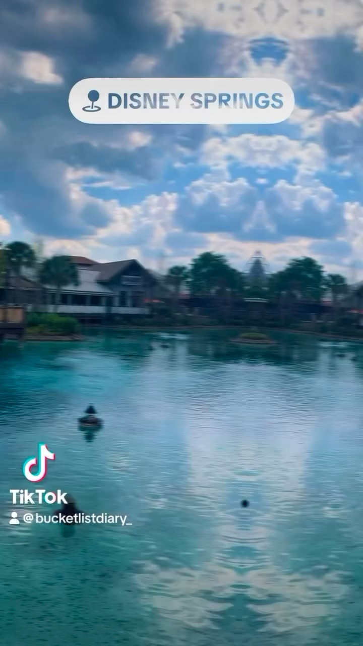 Just a glimpse of Disney Springs! So much to do… live music, restaurants, shopping and Ghirardelli’s  for dessert! 
#disney #disneysprings #orlando #todo