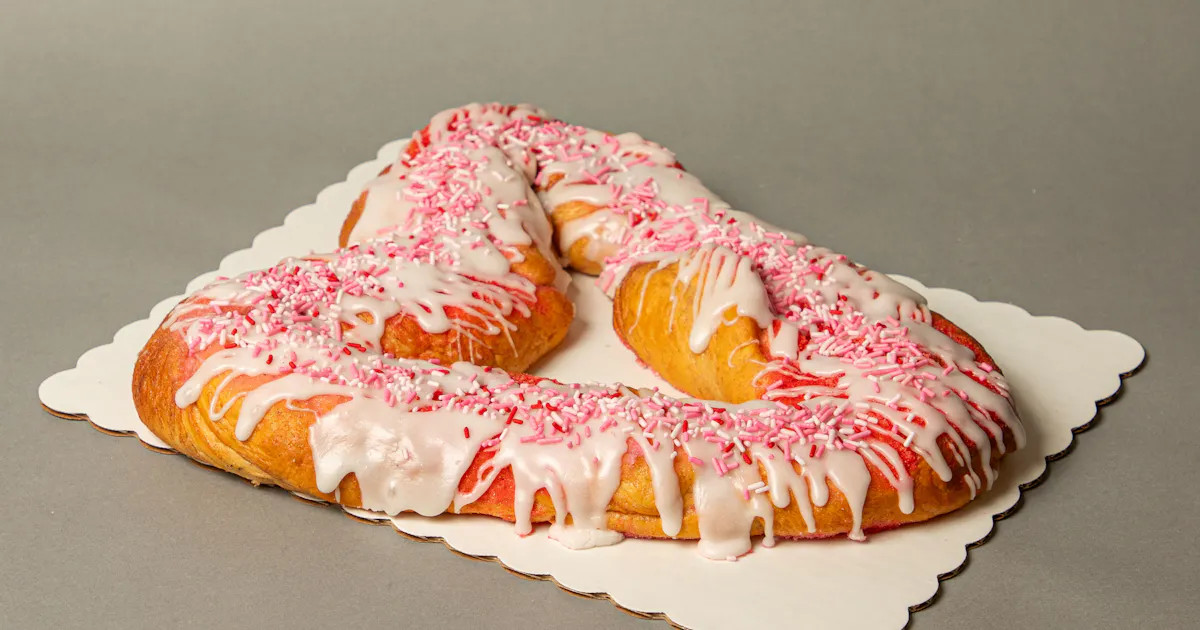 Heart-Shaped King Cake by Haydel's Bakery | Goldbelly | Goldbelly