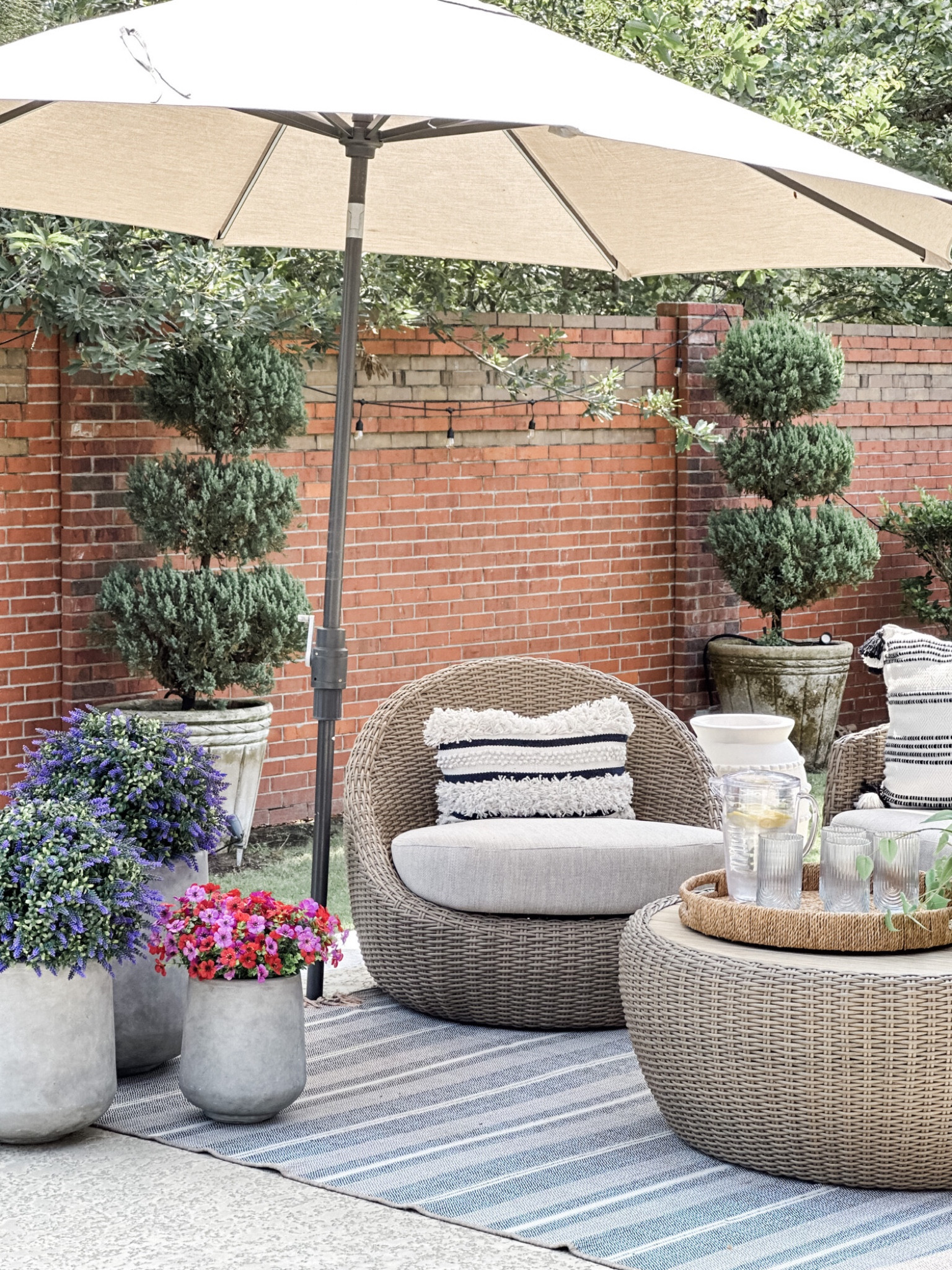 Outdoor Patio Styling

Backyard entertaining  backyard decorating  backyard decor  backyard seating  outdoor seating  outdoor inspo  decor inspo  outdoor decor  faux florals  planters  throw pillow  beigewhitegray

#LTKhome #LTKSeasonal