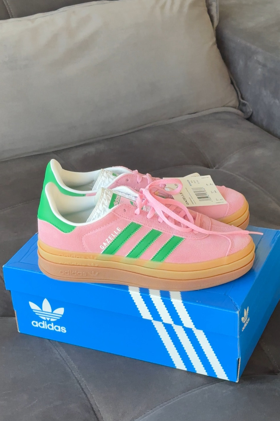 ✨💖✨💖

Ansiosa pra montar looks lindos com meu tênis novo 
Modelo Gazelle da Adidas super em alta, cor diferente e que entrega muito estilo 🤌🏼😮‍💨