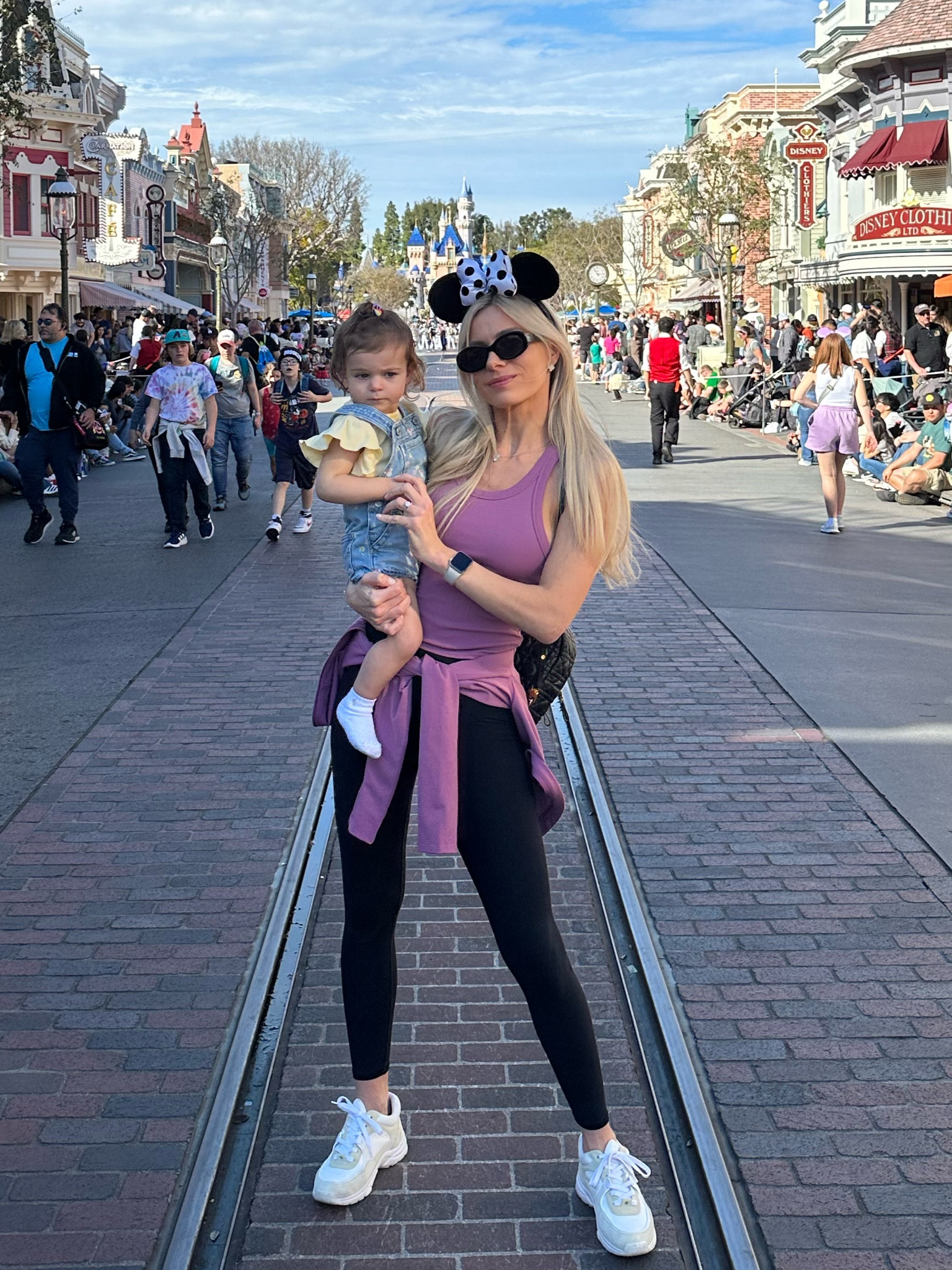 Disneyland mom vibes 💕 always in Alo athleisure. 

#LTKSeasonal #LTKfitness #LTKtravel