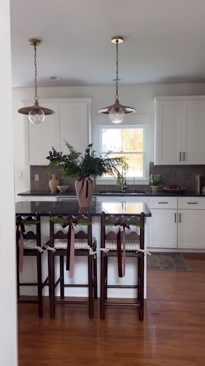 🔗Comment SHOP for links! 

Christmas in the kitchen 🎄Can’t say it looks this clean currently but I was able to get a few clips over the weekend 😂

✨Follow for more home inspo, affordable finds, and DIYs! 

#kitchenstyling #christmasinspo #holidaydecor #holidaydecorating #christmasdecorating #kitchendesign #christmasdecorations #kitchendecor #kitcheninspiration #whitekitchen #christmaskitchen