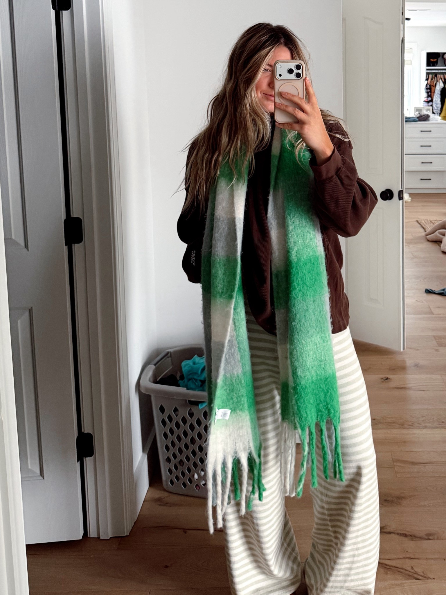 The most comfy pair of pants I’ve ever put on my body 

Scarf is from Anthropologie last winter  

#LTKgrwm #LTKootd