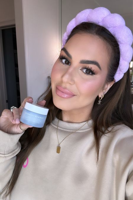 I have been loving @summerfridays Rich Cushion cream as a daily moisterizer/primer under my makeup.  Super hydrating but not greasy!  #summerfridayspartner 