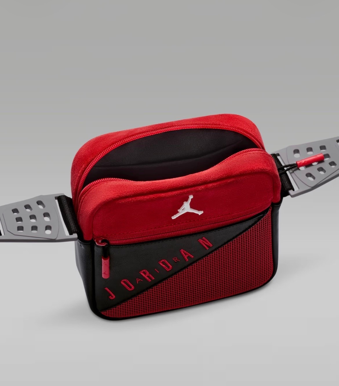 Jordan
AJ4 Toro Bravo Crossbody (2L)