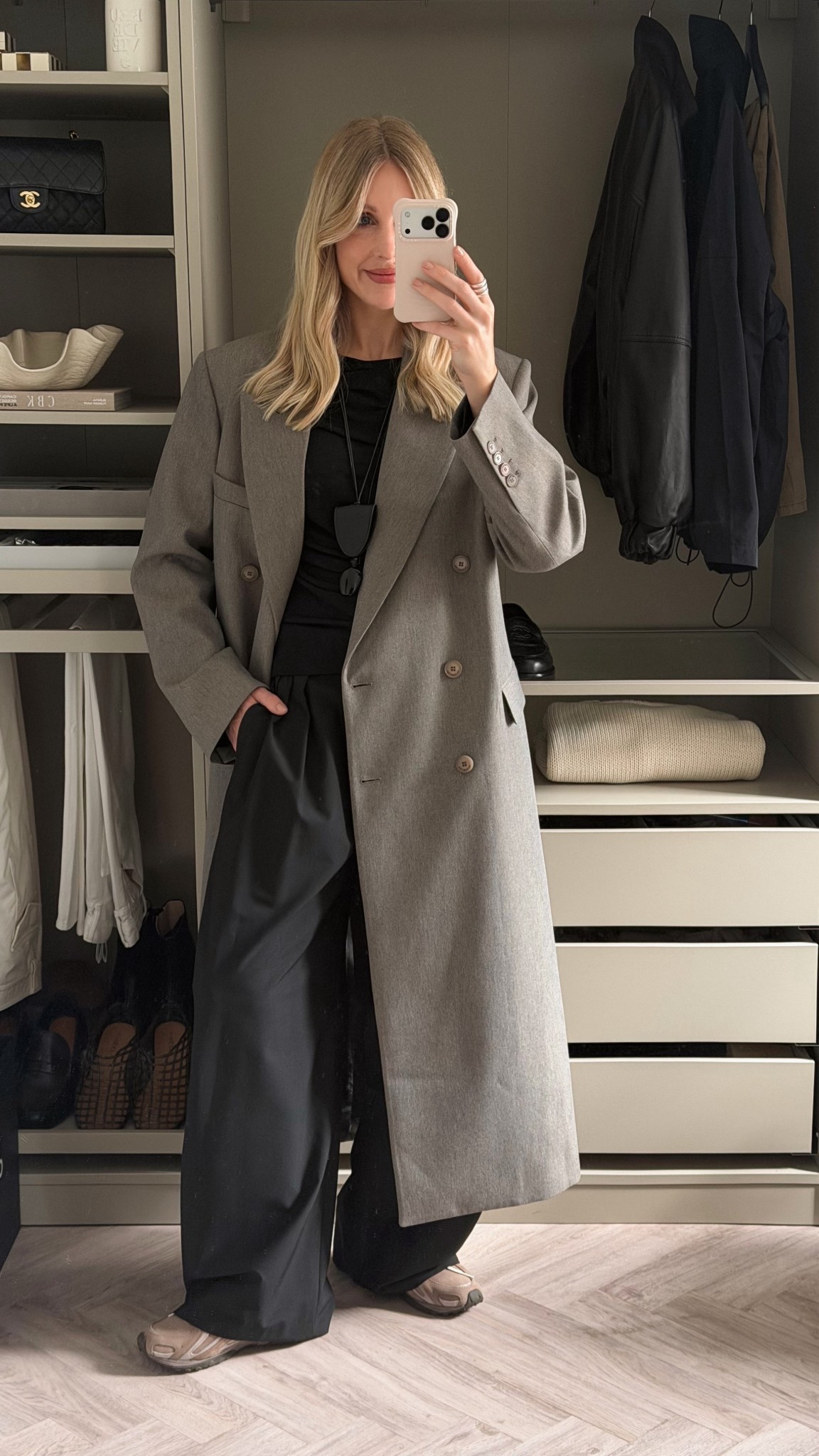 Zara trousers - spring outfit 2026 

Barrel wide leg balloon trousers
New balance 240l trainers 
The Frankie Shop long blazer coat

Minimal style #zara 

#LTKuk #LTKspring #LTKshoes
